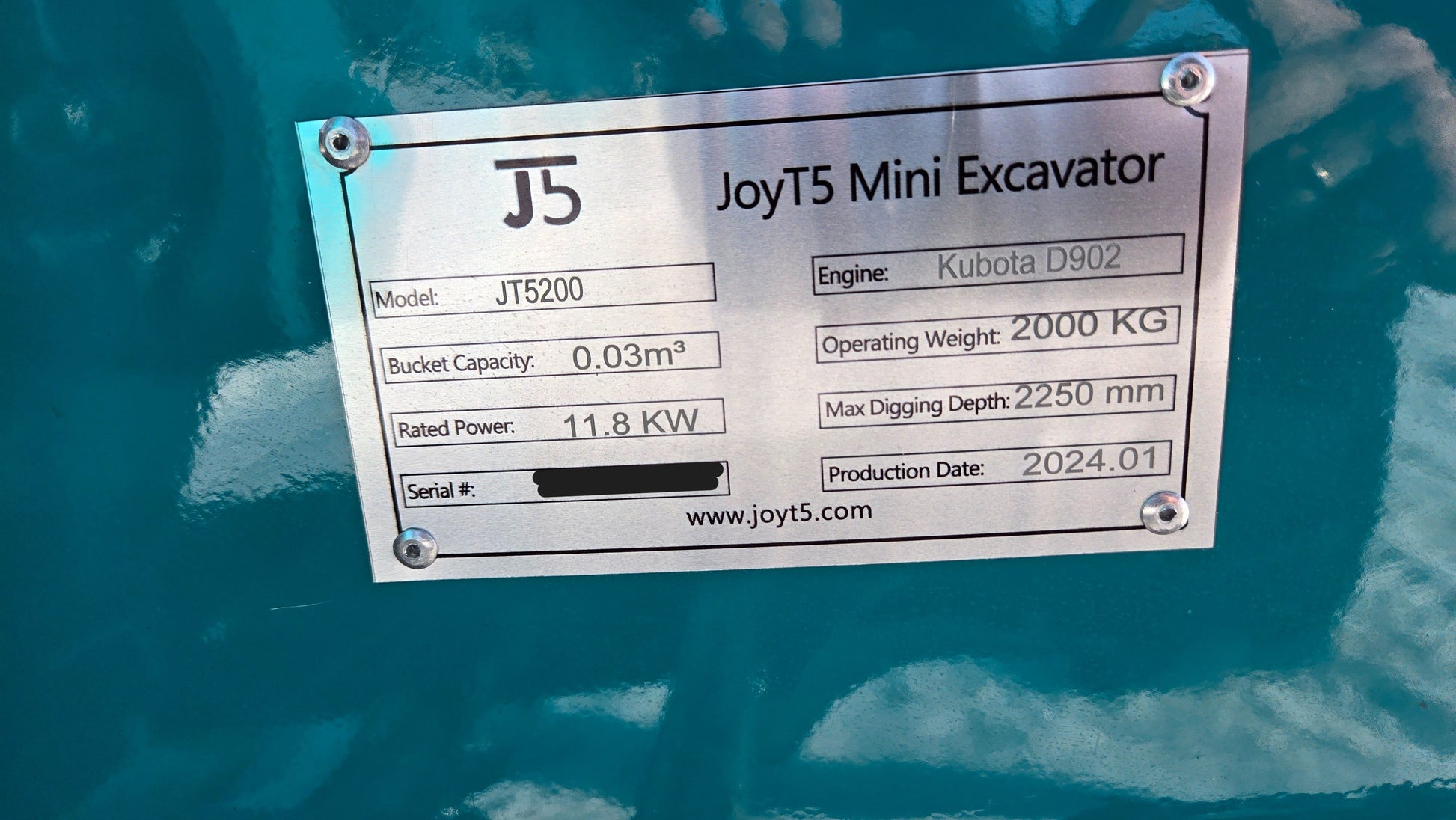 Specification plate of JoyT5 JT5200 mini excavator showing engine Kubota D902, 2000 kg operating weight, 2250 mm max digging depth, 11.8 kW power, and 0.03m³ bucket capacity.
