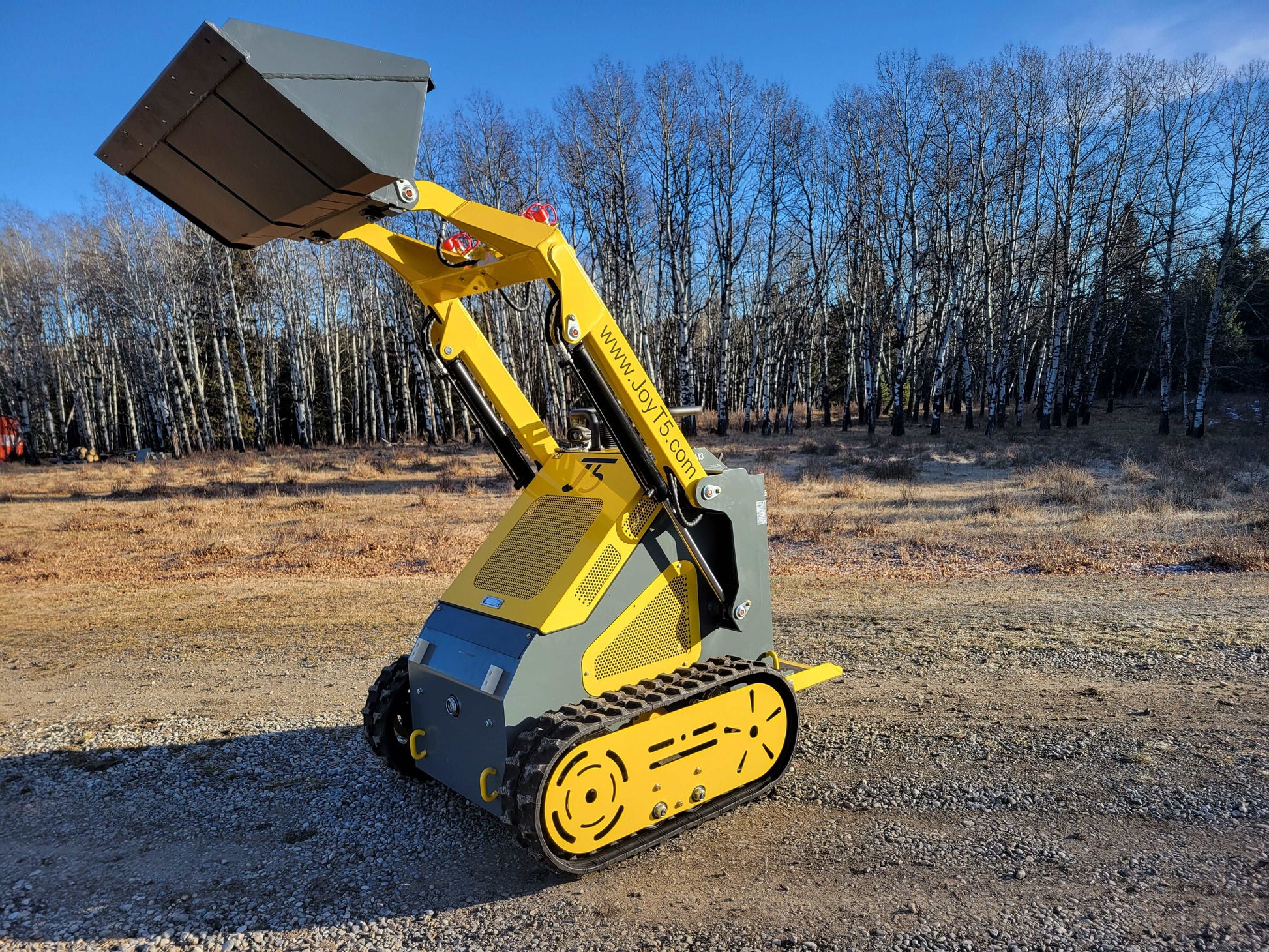 JoyT5 Mini Skid Steer JT5SSTM3 with 660 lbs lifting capacity for sale  JoyT5 JT5SSTM3 mini skid steer loader lifting bucket with 220kg capacity. Compact tracked skid steer for landscaping, construction, and tight spaces in Canada.
