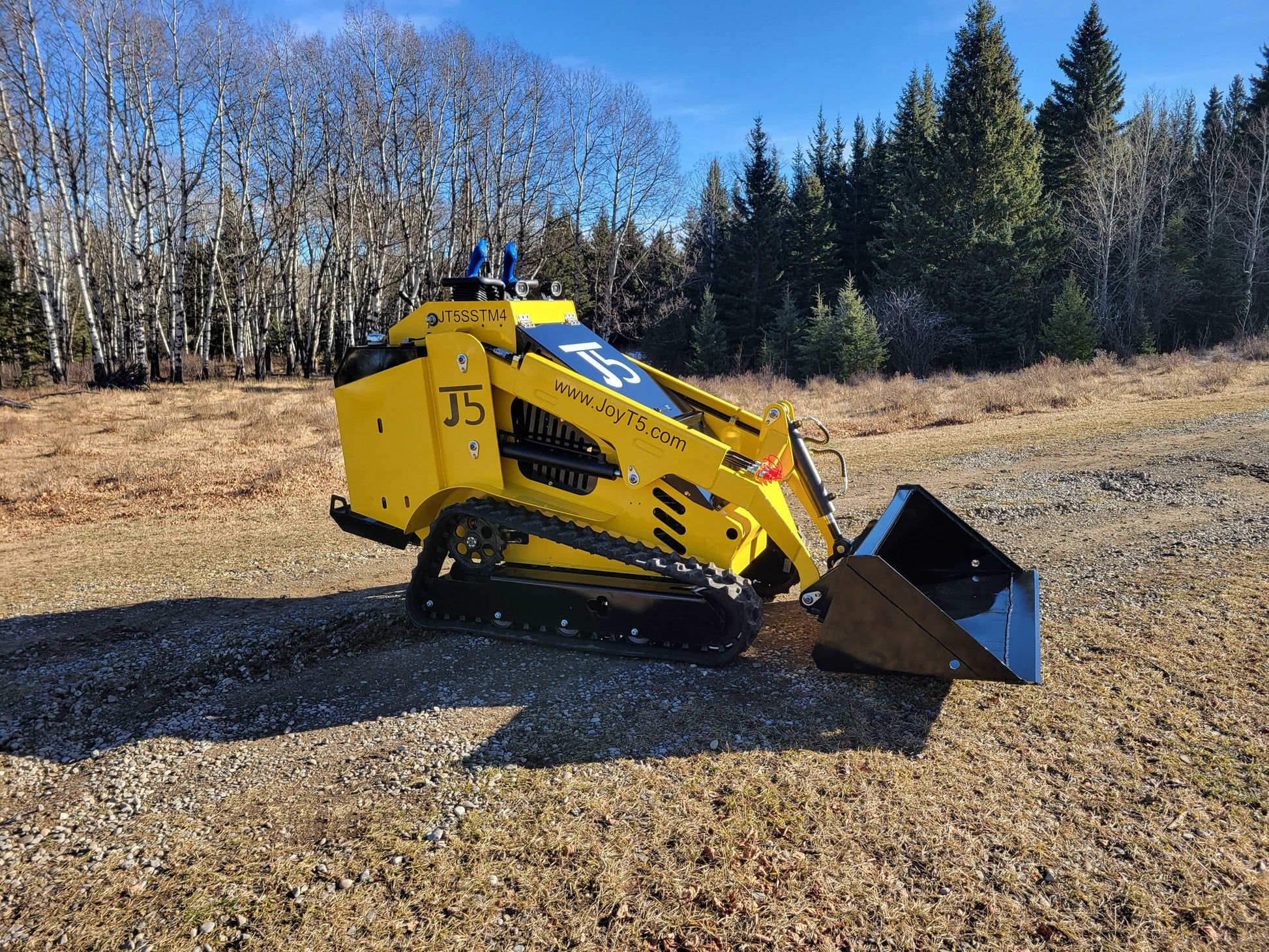 JoyT5 JT5SSTM4 compact mini tracked skid steer loader with bucket, 400kg lifting capacity, diesel-powered for farming and construction.
