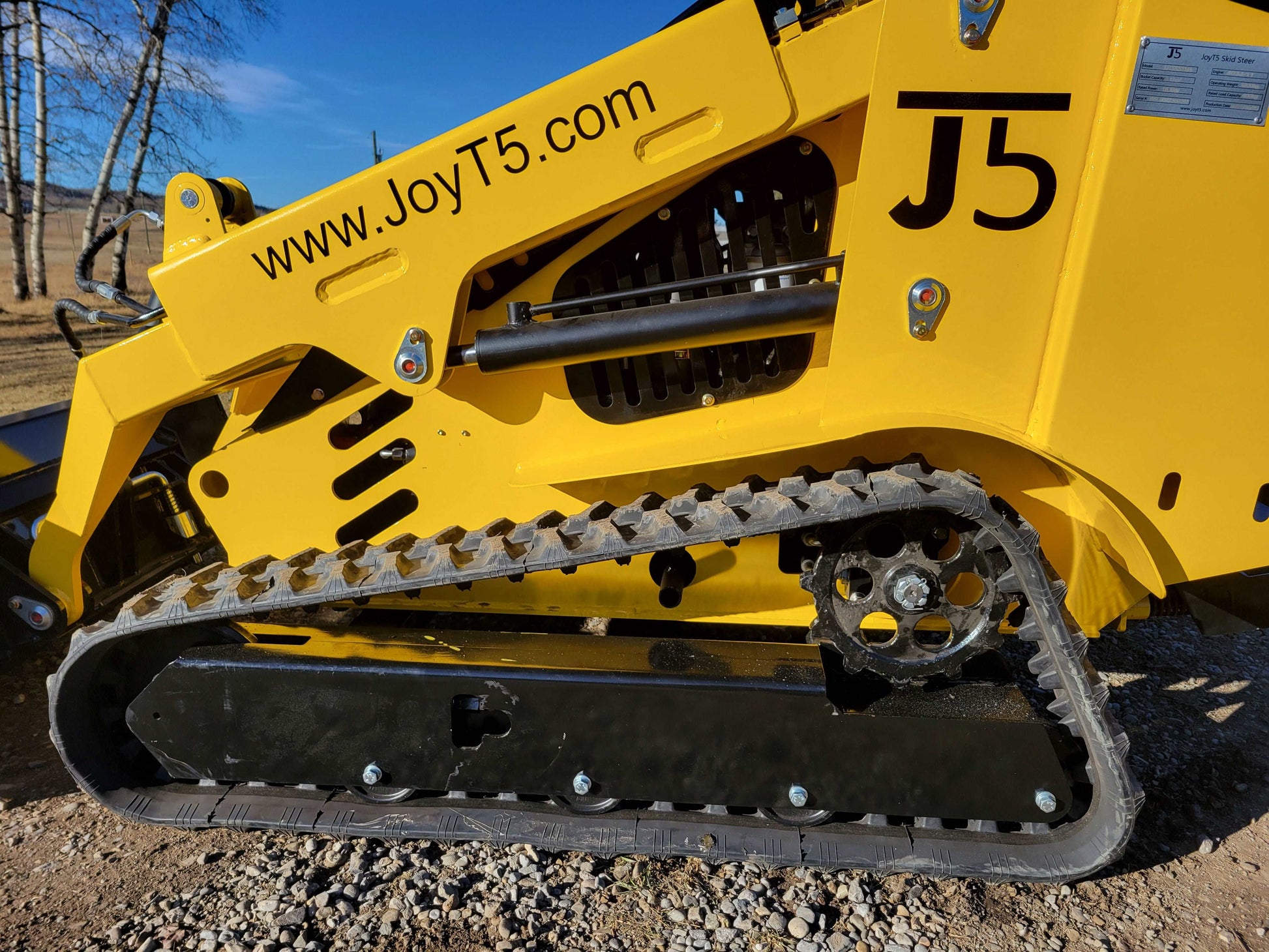 Close‑up of JoyT5 JT5SSTM4 diesel 
tracked mini skid steer showing rubber 
track 
system and compact design  25 HP 
Perkins engine 400 kg lifting capacity 
skid steer 
for construction and landscaping in 
Canada.