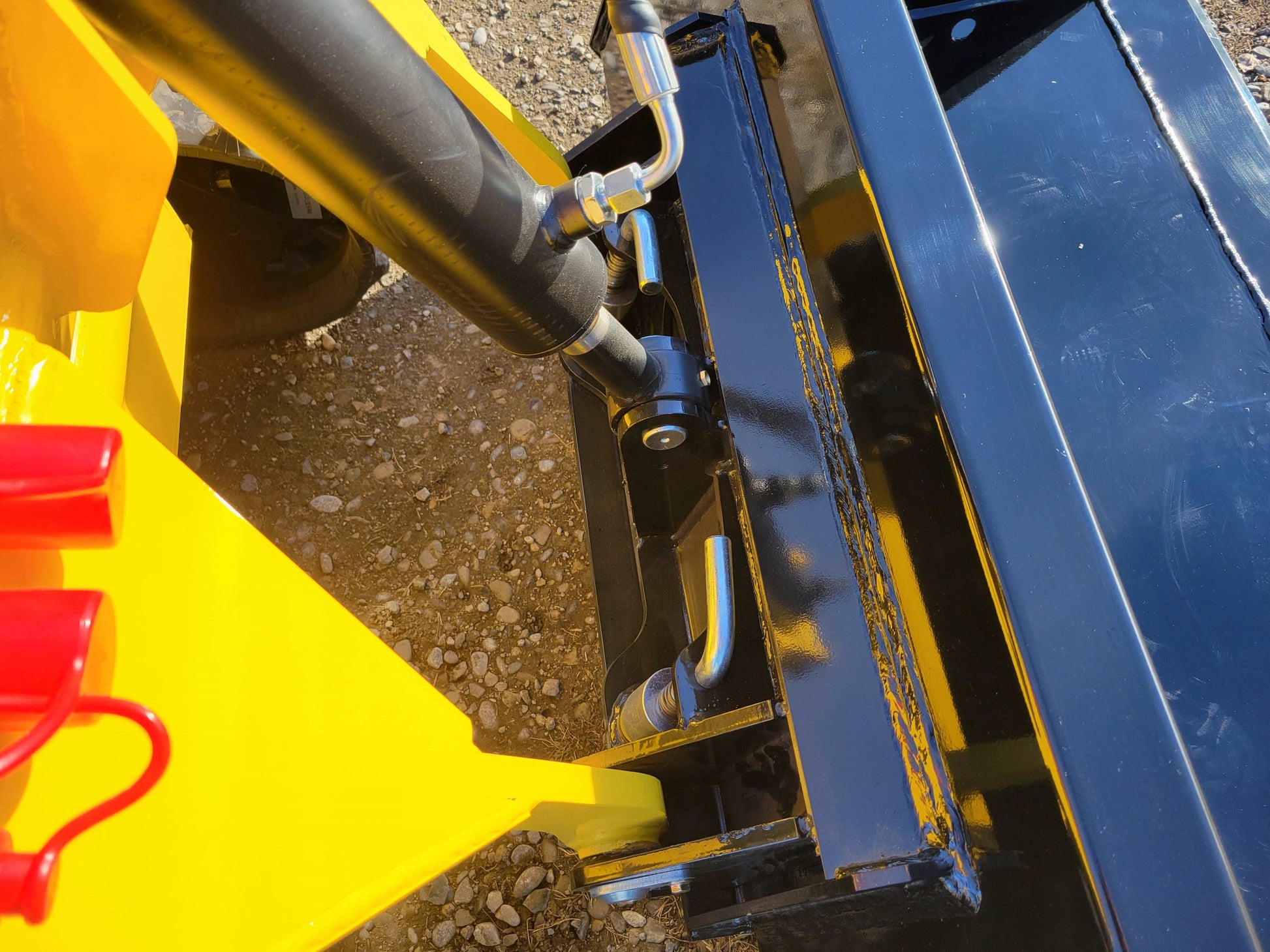 Hydraulic cylinder and quick-attach plate system on the JoyT5 JT5SSTM4 mini skid steer loader.