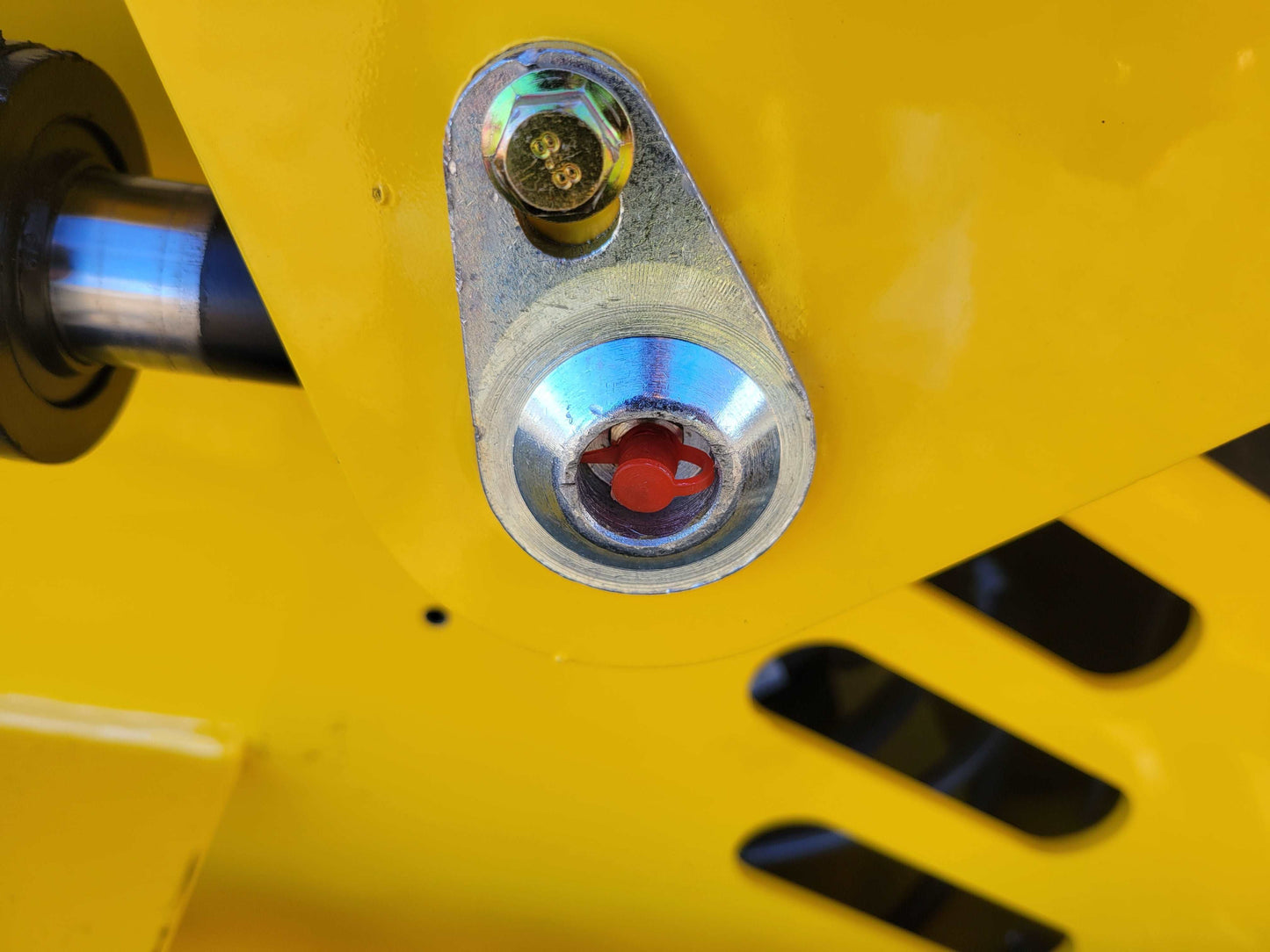 Close‑up of JoyT5 JT5SSTM4 mini skid 
steer hydraulic fluid level sight glass and metal fittings on yellow body  diesel 
tracked 25 HP Perkins engine loader with 400 kg
 lifting capacity for construction and 
landscaping in Canada.