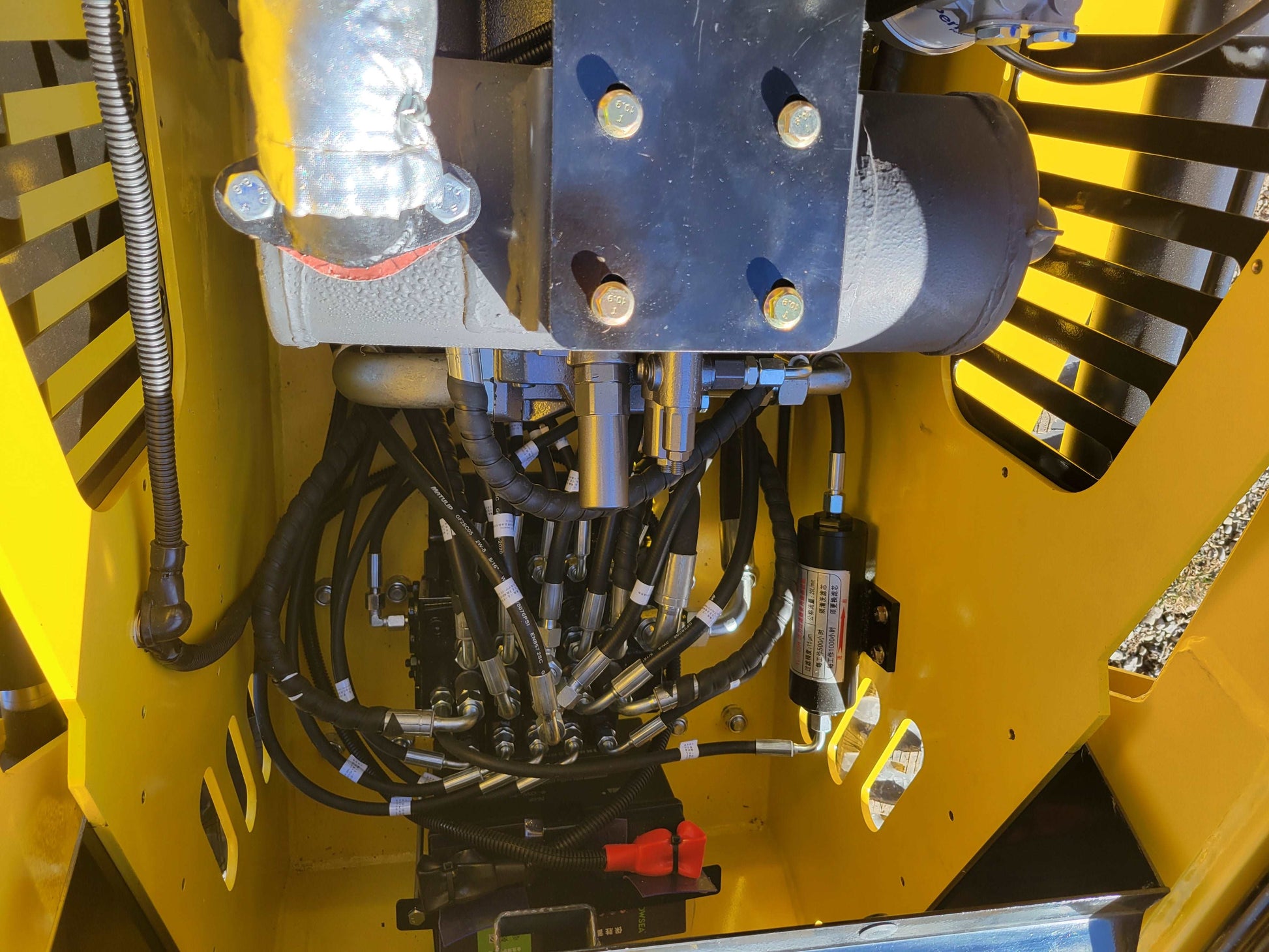 JoyT5 JT5SSTM4 tracked mini skid steer hydraulic system in Canada showing heavy duty control valves and high pressure hoses for smooth operation in construction landscaping and farming
