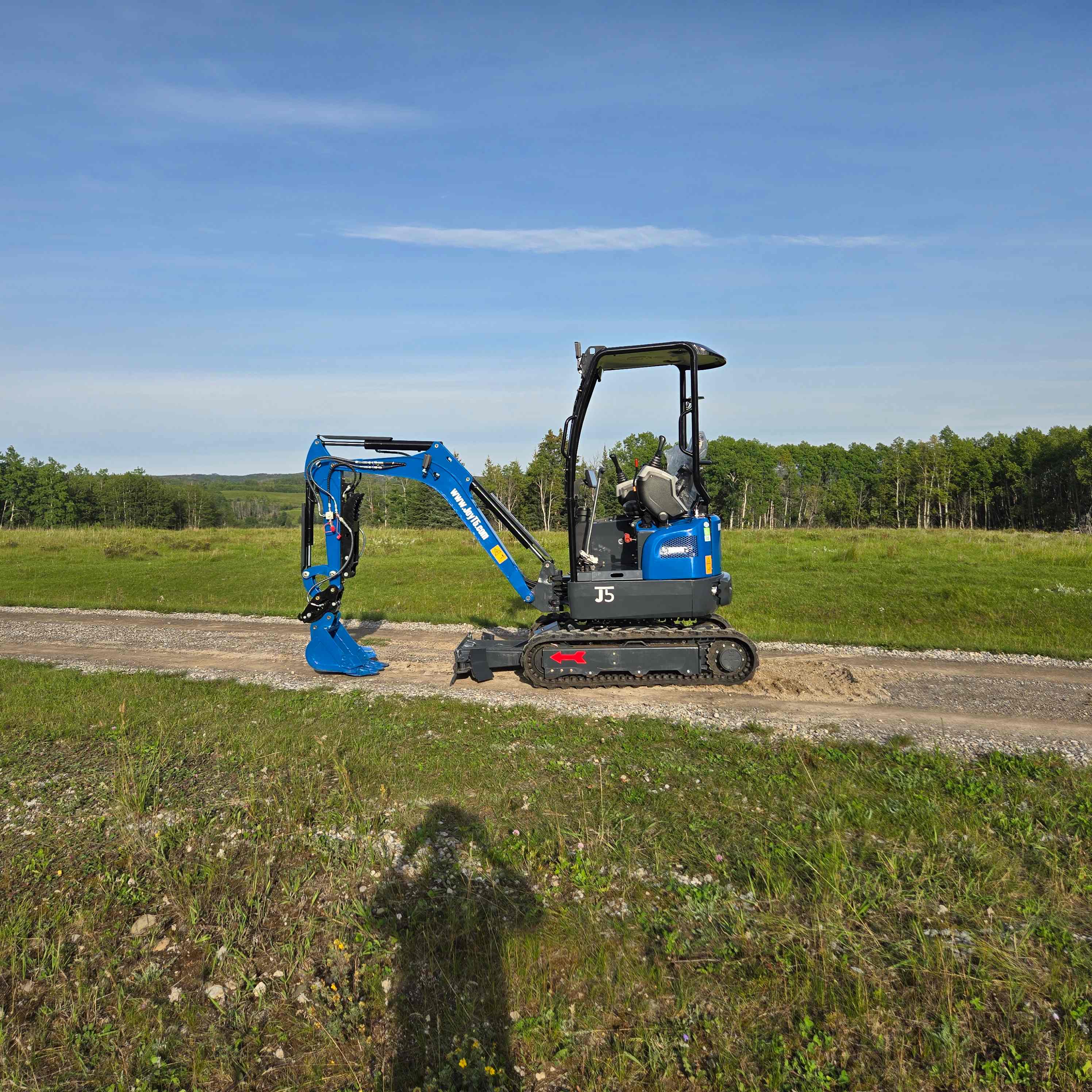 JoyT5 Rippa R18 1.8 ton mini excavator for sale in Canada compact digging machine with Kubota D902 engine working on gravel road for landscaping construction and small excavation projects