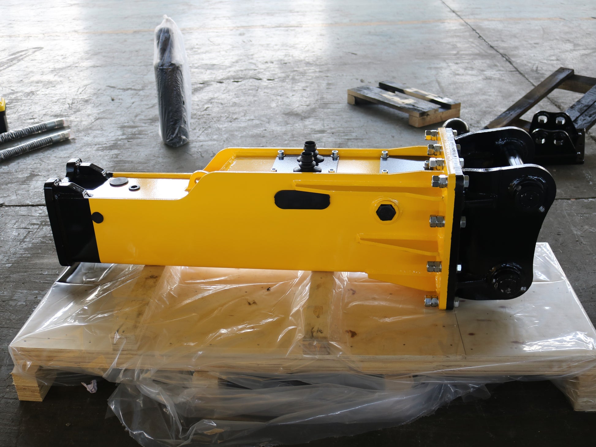 High-performance yellow JoyT5 hydraulic rock breaker hammer attachment for excavator in construction and mining work.