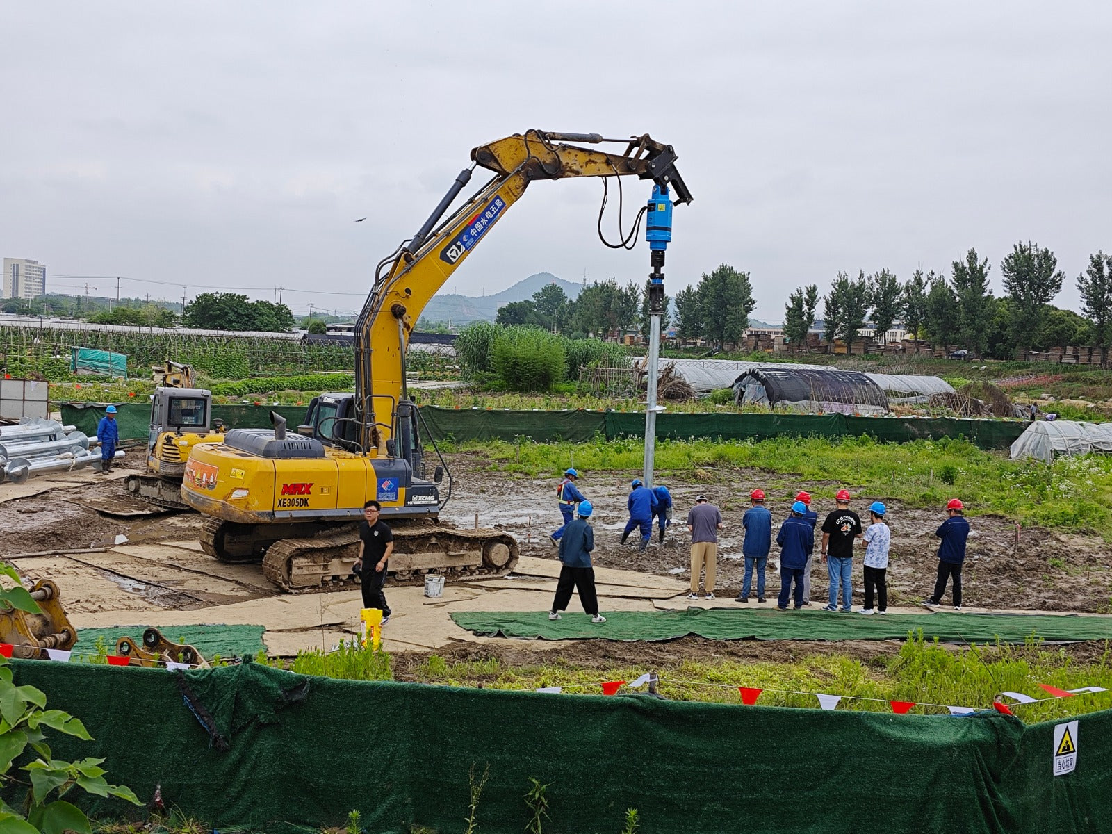 JT5 40000 anchor drive for sale in Canada high torque hydraulic helical pile drive operating on construction site for foundation and ground anchor installation work

