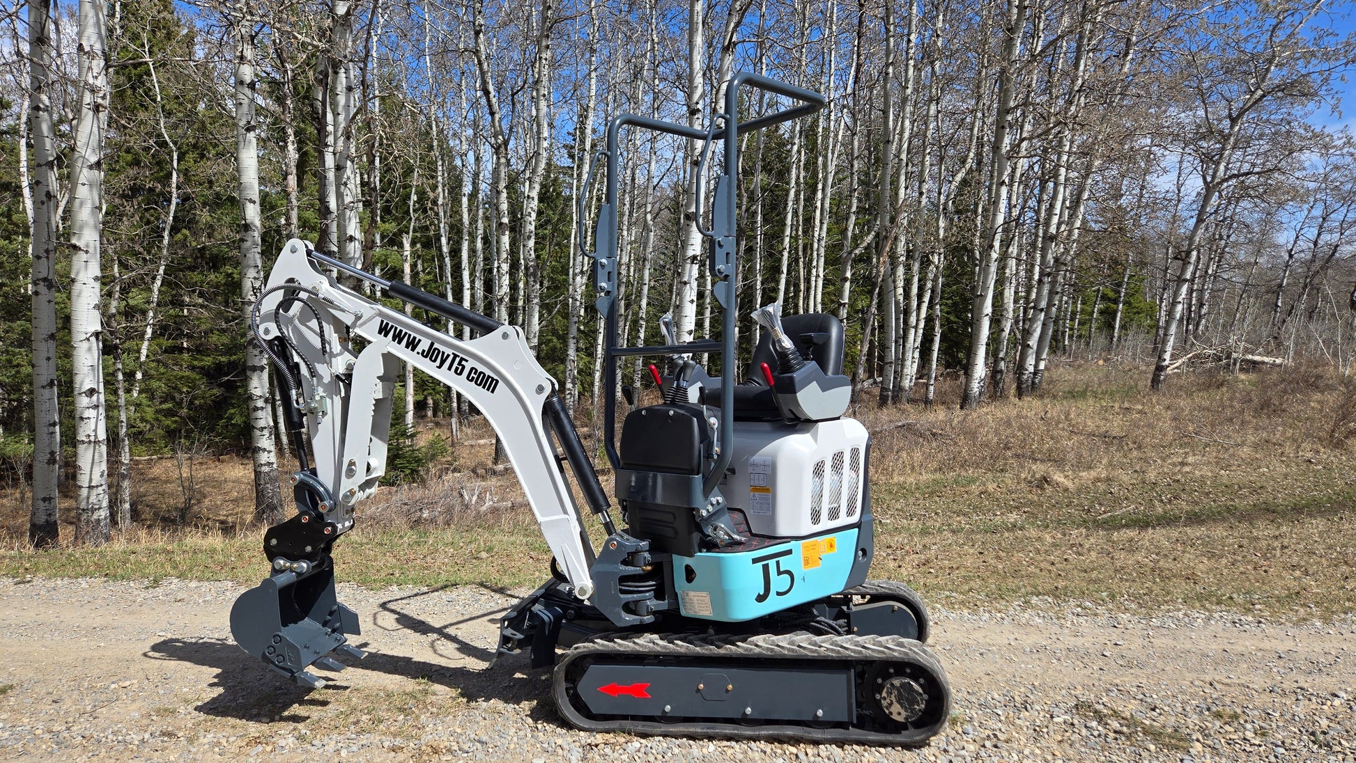 JT5120P 1.2 Ton mini excavator with Kubota D722 engine and pilot controls. Compact excavator with hydraulic thumb, zero tail design and extendable tracks for construction projects in tight spaces across Canada and USA.
