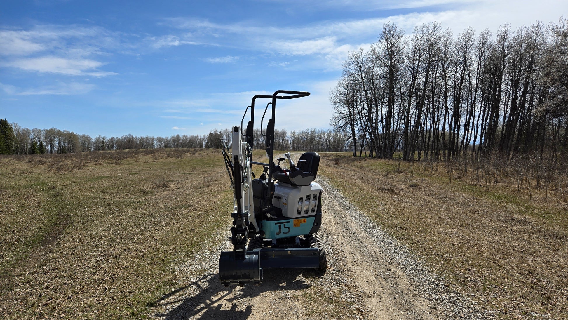 JT5120P 1.2 Ton mini excavator rear straight view with Kubota D722 engine, pilot controls, zero tail design and compact tracks. Ideal for landscaping, trenching, and light construction in Canada and USA.
