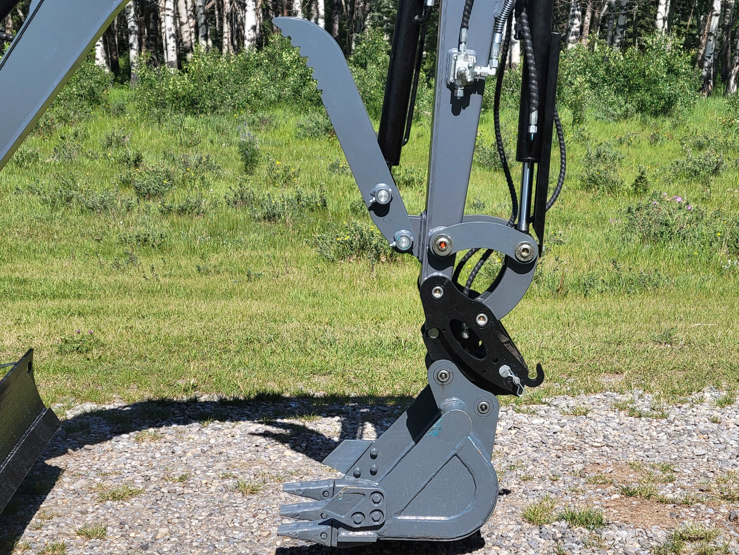 JoyT5 JT5200 2 ton mini excavator bucket with hydraulic thumb attachment for handling logs, rocks, and debris in construction and landscaping.
