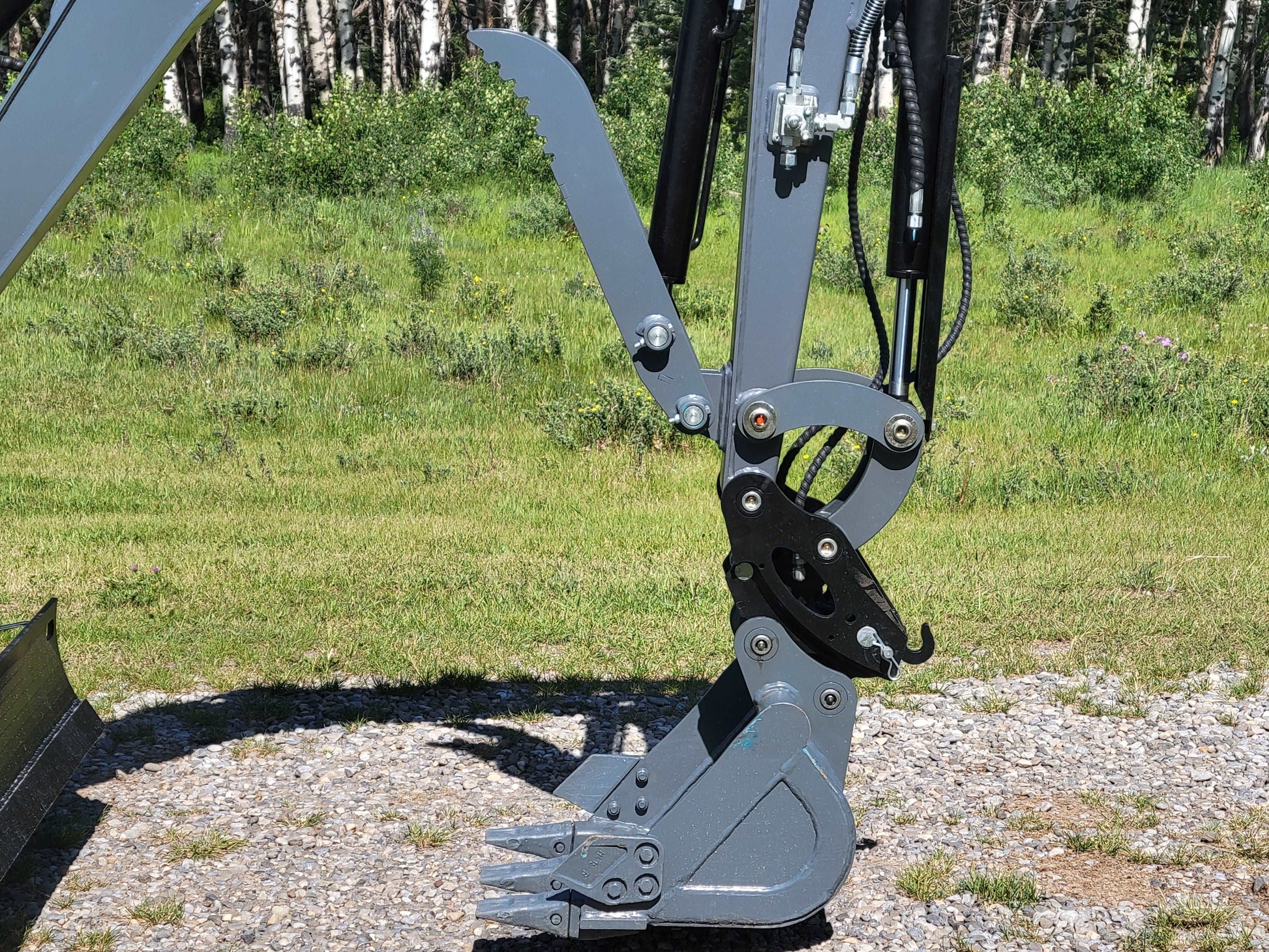 JoyT5 JT5200 2 ton mini excavator bucket with hydraulic thumb attachment for handling logs, rocks, and debris in construction and landscaping.
