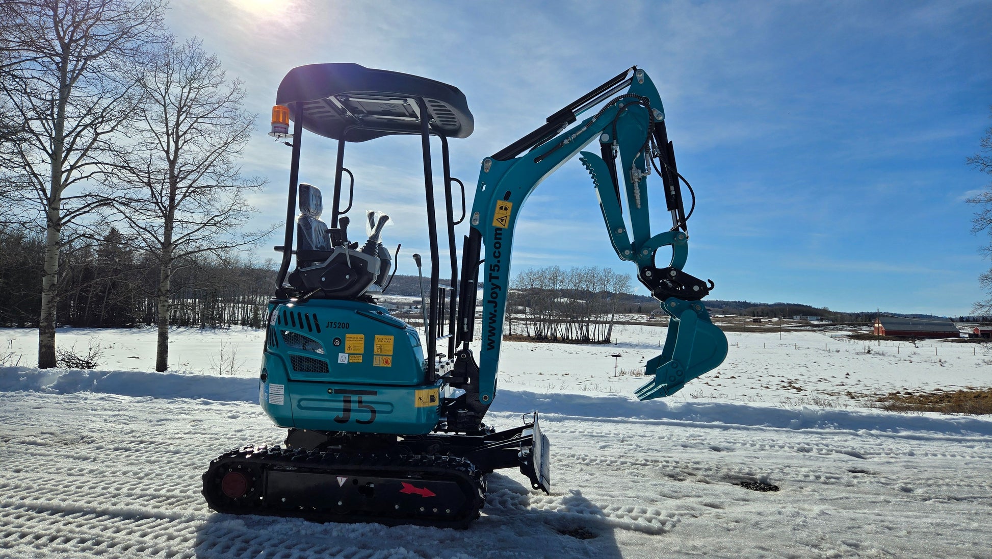 JoyT5 JT5200 2 ton compact mini excavator with Kubota D902 engine, hydraulic thumb, zero-tail, U-boom and side swing boom. Best small excavator for landscaping, utility work and construction projects.

