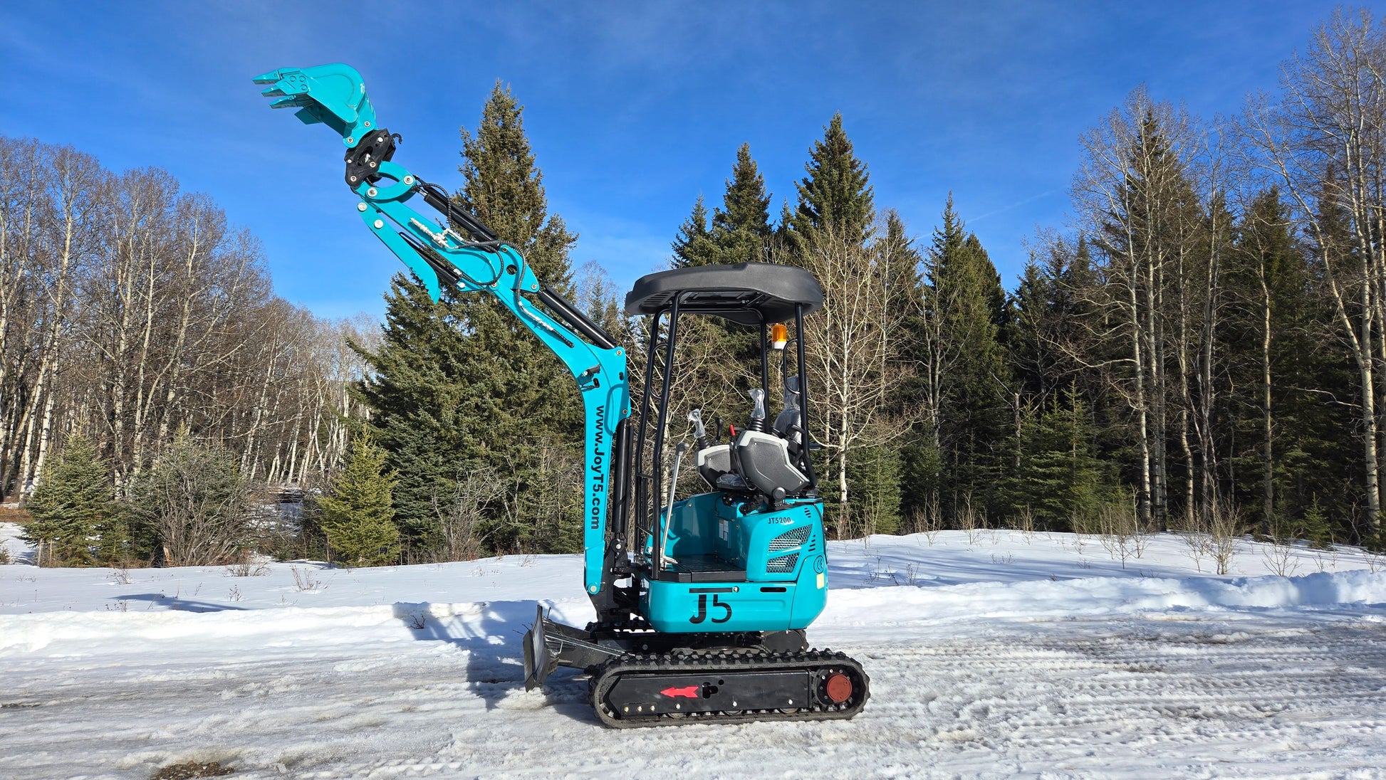 JoyT5 JT5200 2 ton mini excavator with U-boom lifted high. Compact Kubota-powered excavator featuring zero-tail, hydraulic thumb, side swing boom and extendable undercarriage for construction and landscaping.
