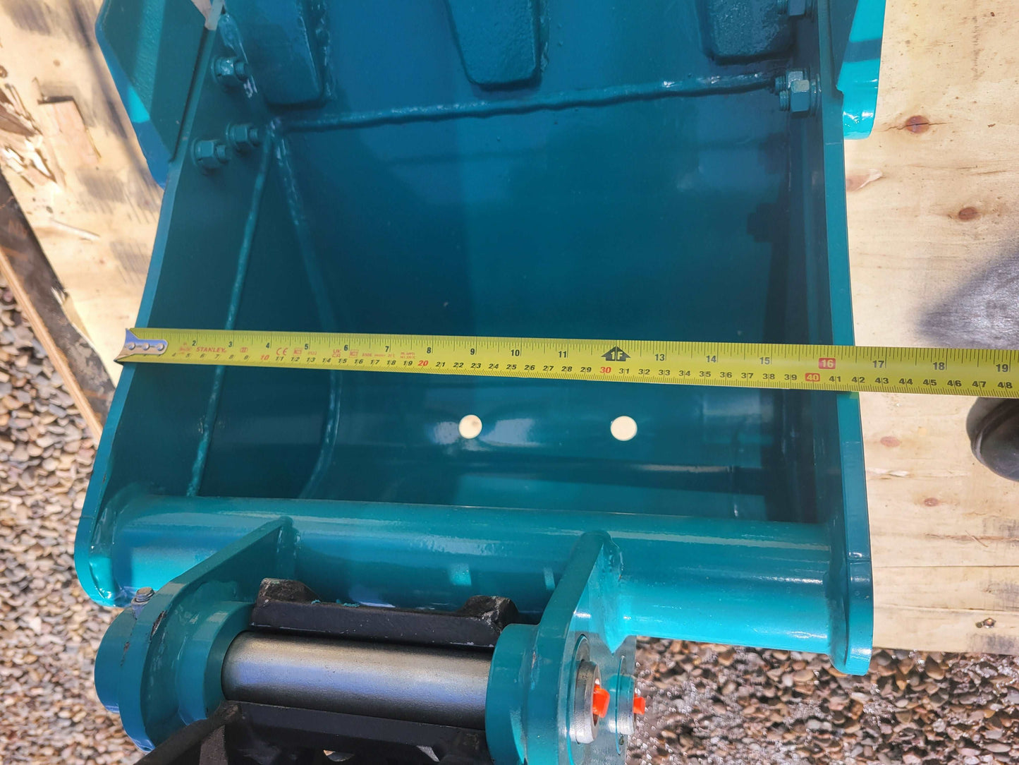 Tape measure showing the 40 cm internal width of the JT5200 mini excavator bucket for accurate capacity and size details.
