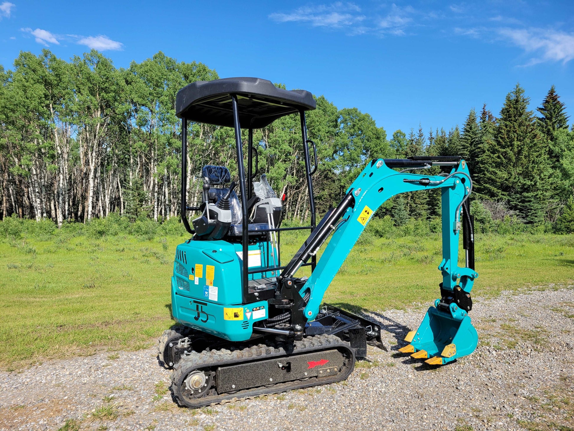 JT5200 mini excavator side view showing operator seat, rubber tracks, hydraulic arm, and digging bucket.
