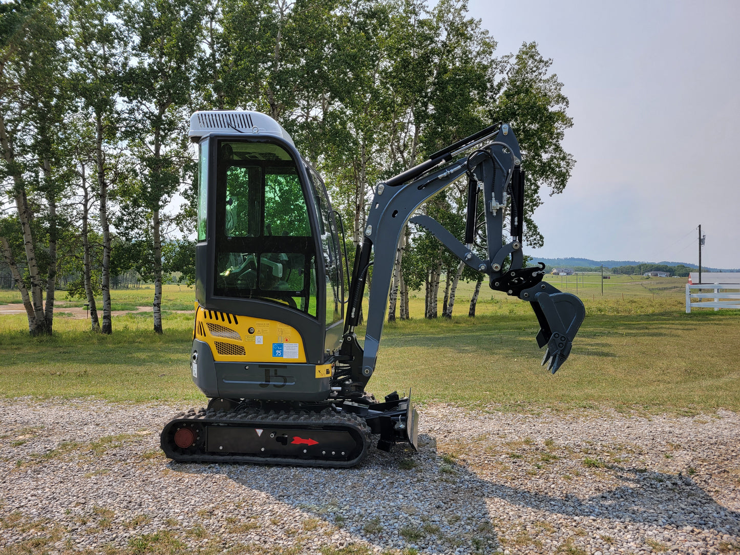 JT5200 Special Edition 2 ton mini excavator side profile with hydraulic thumb and full cab working setup in Canada from JoyT5