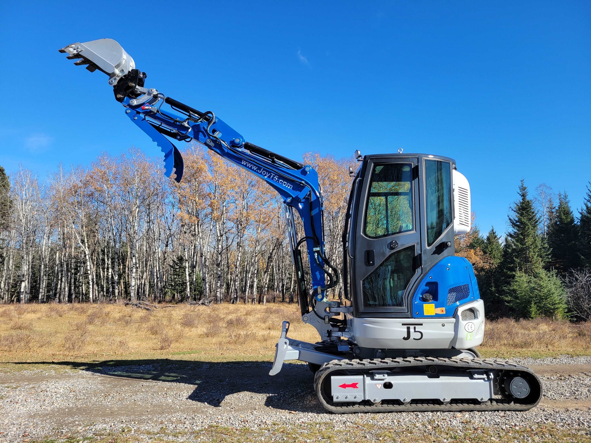 JT5350 3.5 Ton Mini Excavator for Sale in Canada JoyT5 full side view zero tail swing small construction excavator in Canada with hydraulic boom for tight job sites