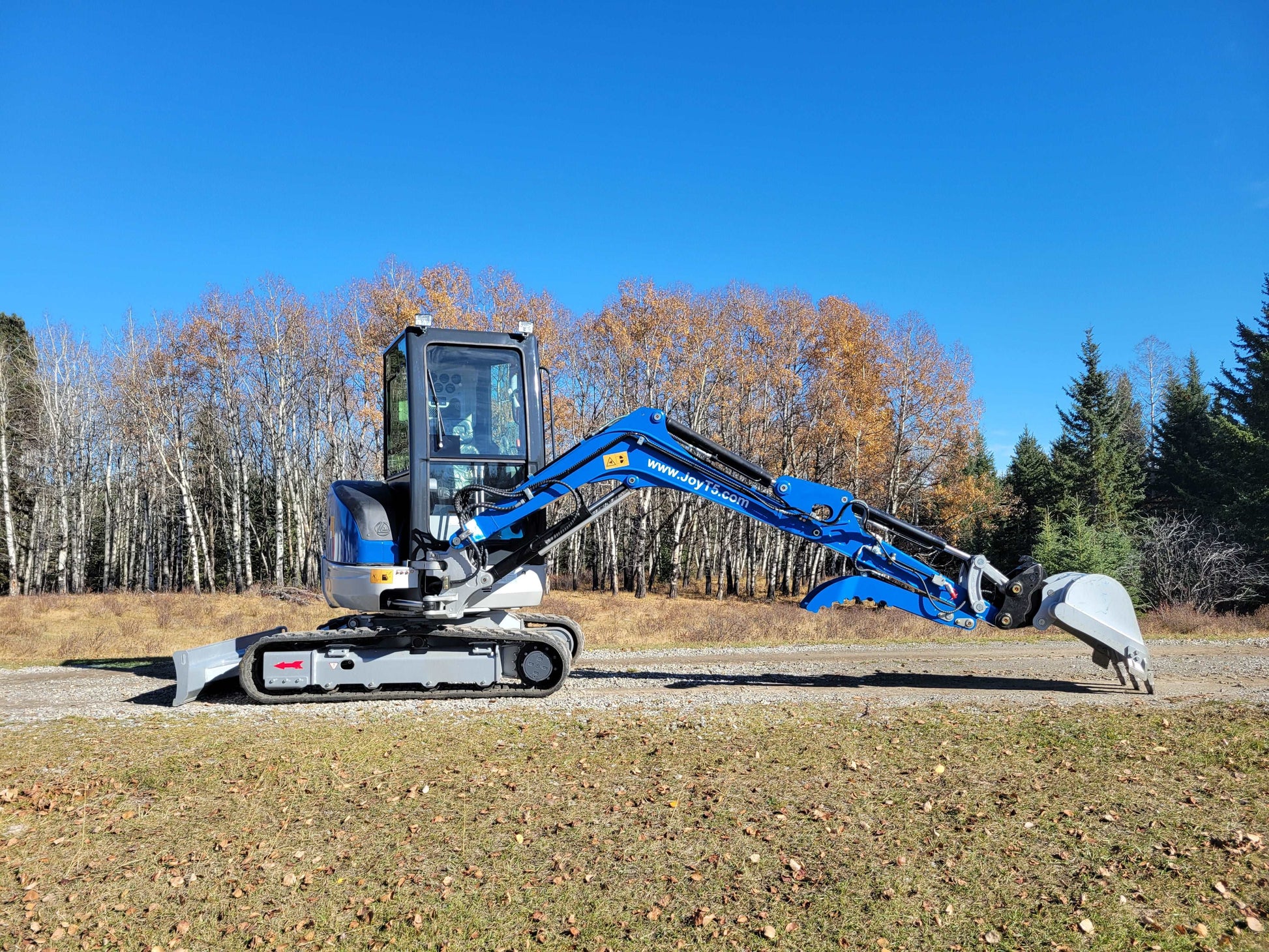 JT5350 3.5 ton mini excavator Canada JoyT5 side view working on jobsite zero tail swing compact excavator with hydraulic thumb for small construction projects