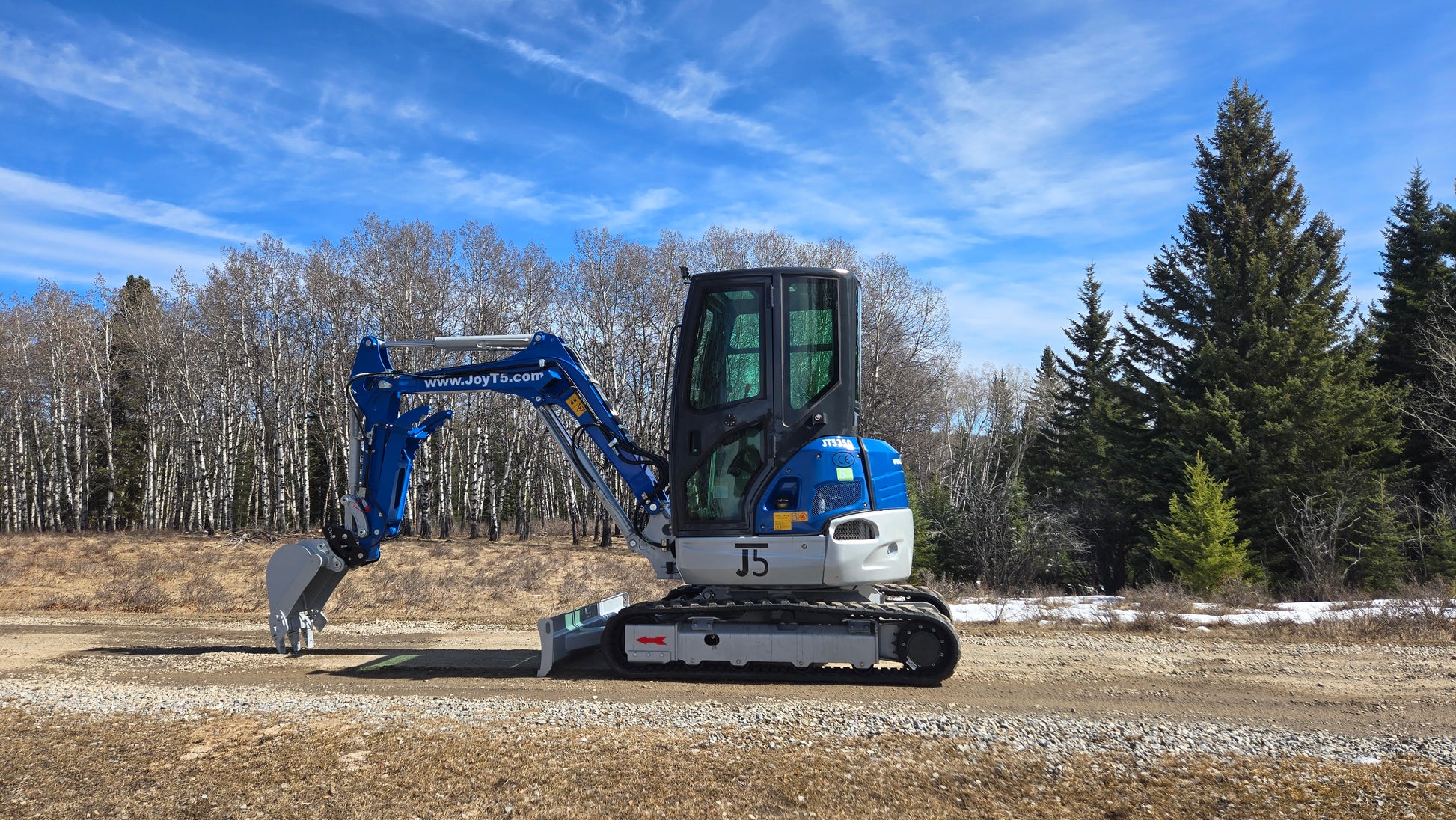 JT5350 3.5 ton mini excavator for sale in Canada JoyT5 compact Kubota engine excavator with zero tail swing and hydraulic thumb working on forest road for construction use
