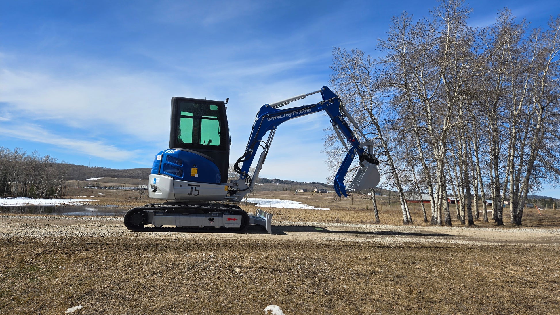 JT5350 3.5 ton mini excavator for sale in Canada JoyT5 zero tail compact excavator with Kubota engine and hydraulic thumb working on open job site for construction
