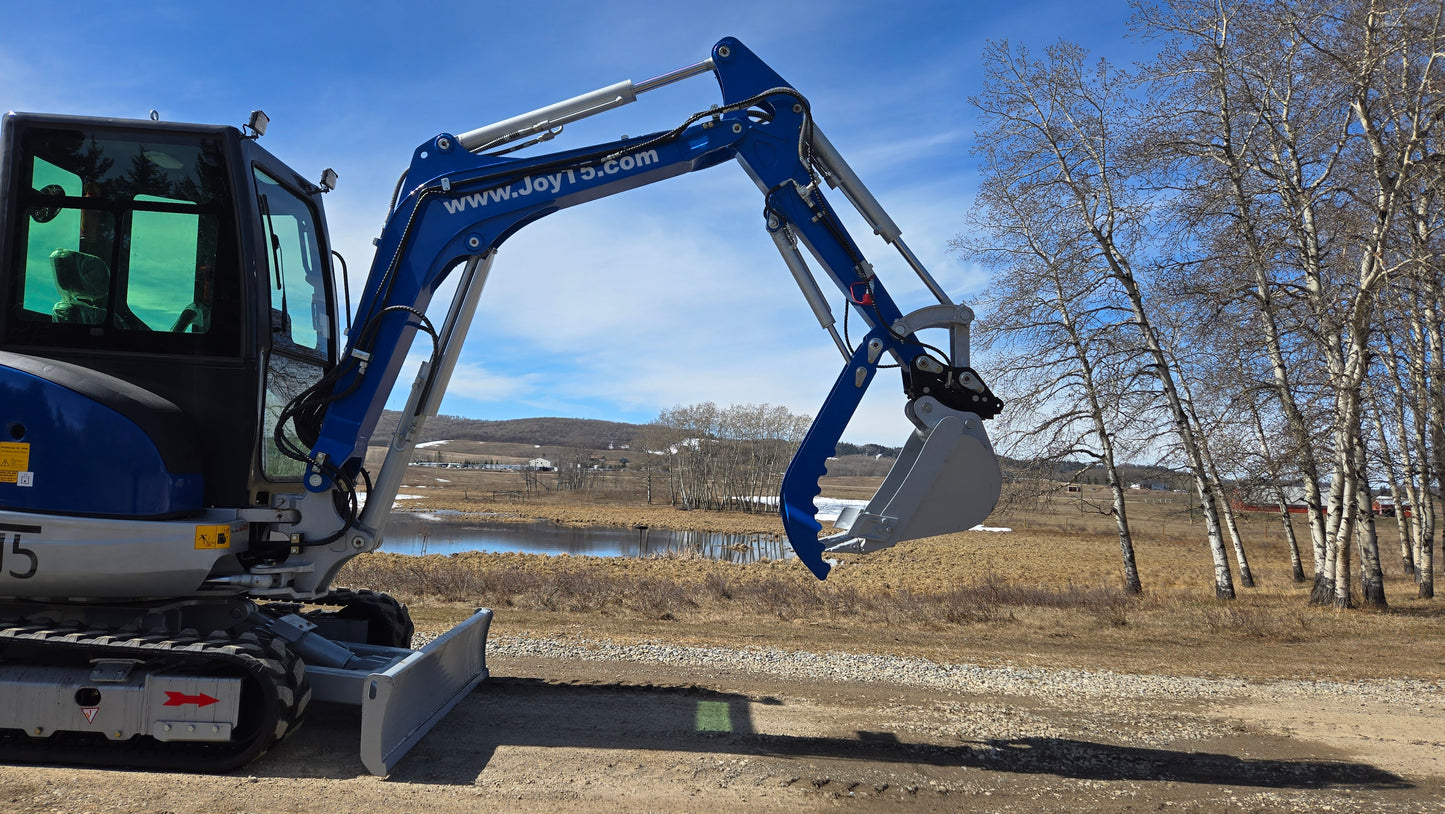 JT5350 3.5 Ton Mini Excavator for Sale | JoyT5 Kubota Engine – compact mini excavator arm close-up with hydraulic thumb and quick hitch near water site