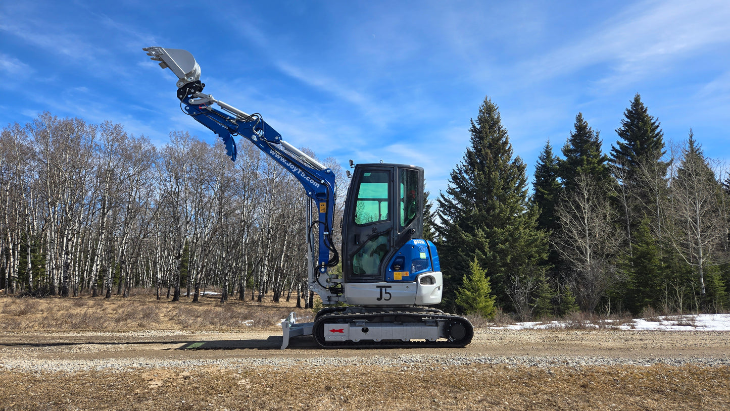 JT5350 3.5 Ton Mini Excavator for Sale | JoyT5 Kubota Engine – compact zero-tail excavator with cab AC, hydraulic thumb and quick hitch