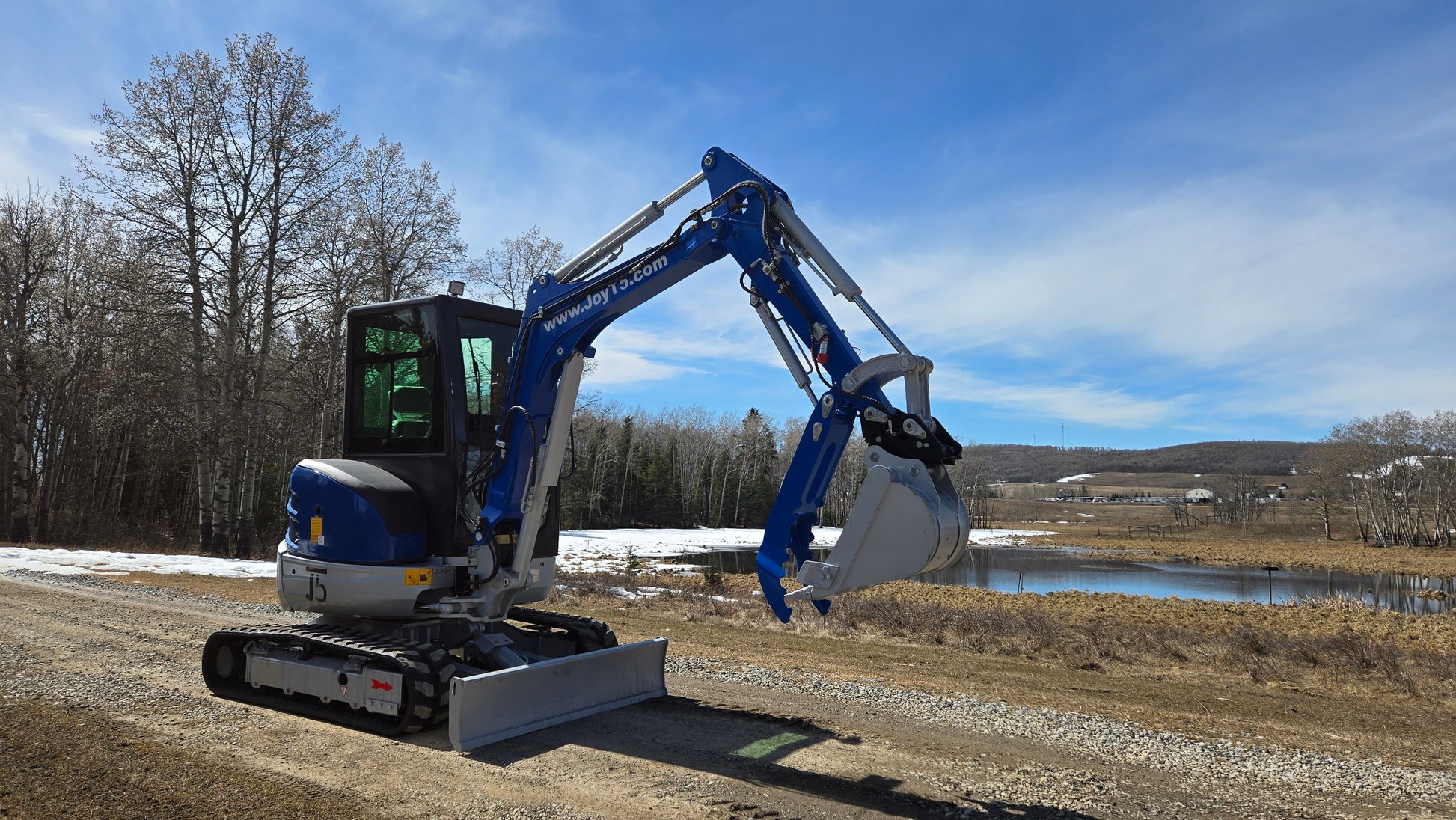 JT5350 3.5 ton mini excavator work ready with hydraulic thumb and bucket in Canada JoyT5 compact Kubota engine excavator for small digger projects landscaping and construction