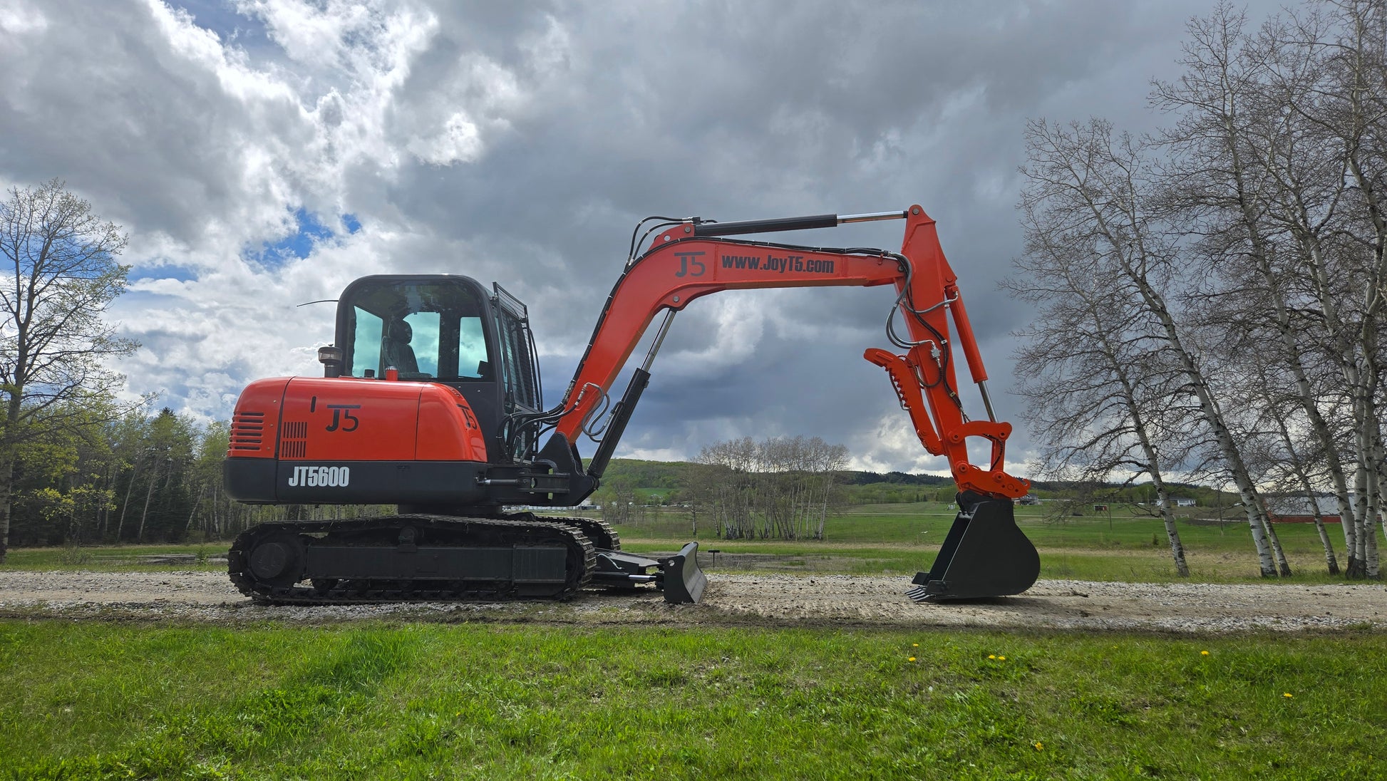 JT5600 6 Ton Mini Excavator for Sale in Canada JoyT5 full side profile compact excavator working for construction projects in Canada