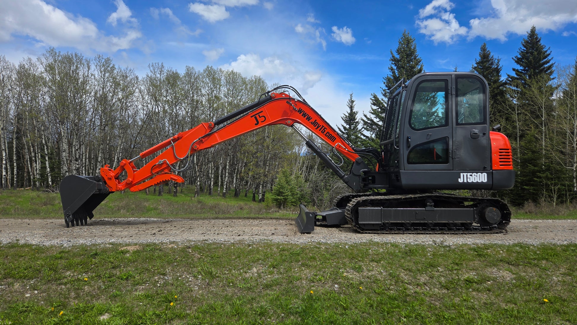 JT5600 6 Ton Mini Excavator for Sale in Canada with JoyT5 showing long reach digging arm compact excavator for construction and landscaping work