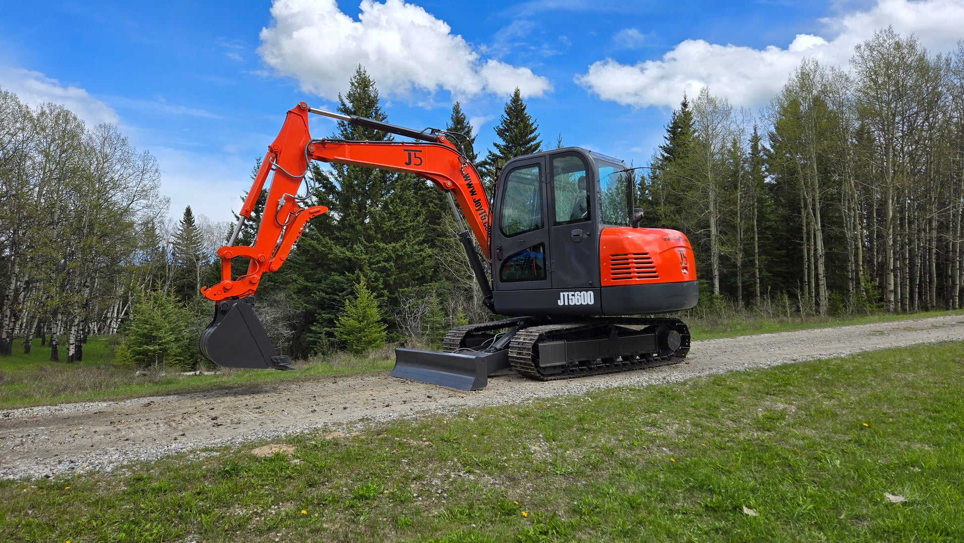 JT5600 6 ton mini excavator JoyT5 with Yanmar engine, front dozer blade, side swing boom and hydraulic quick hitch for sale Canada and USA