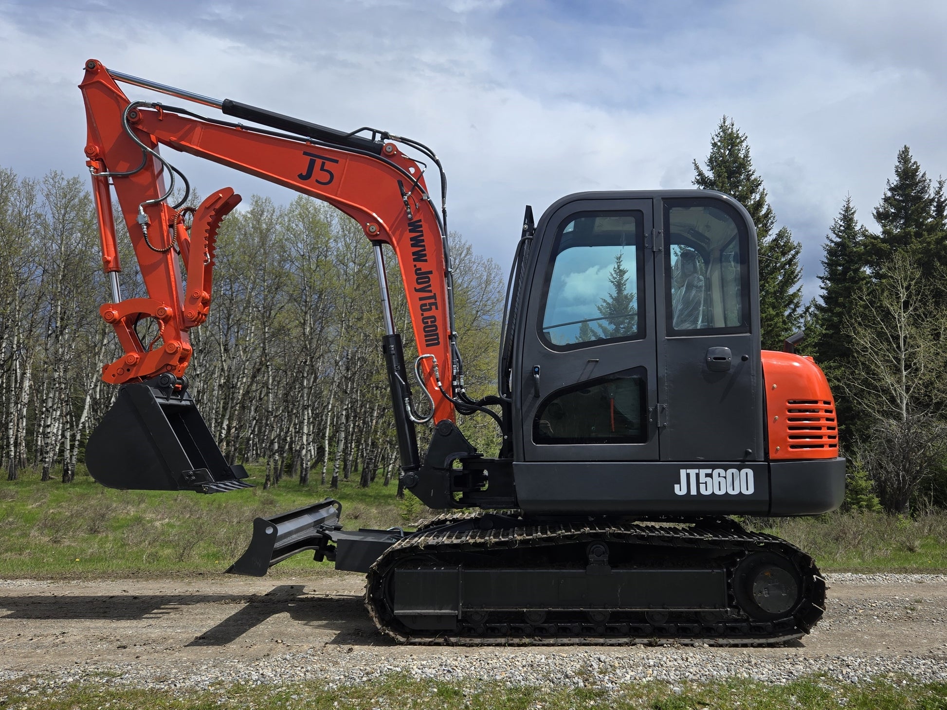 JT5600 6 ton mini excavator for sale by JoyT5 with Yanmar engine, hydraulic quick hitch, side swing boom and full cab AC, heavy duty digger available in USA and Canada