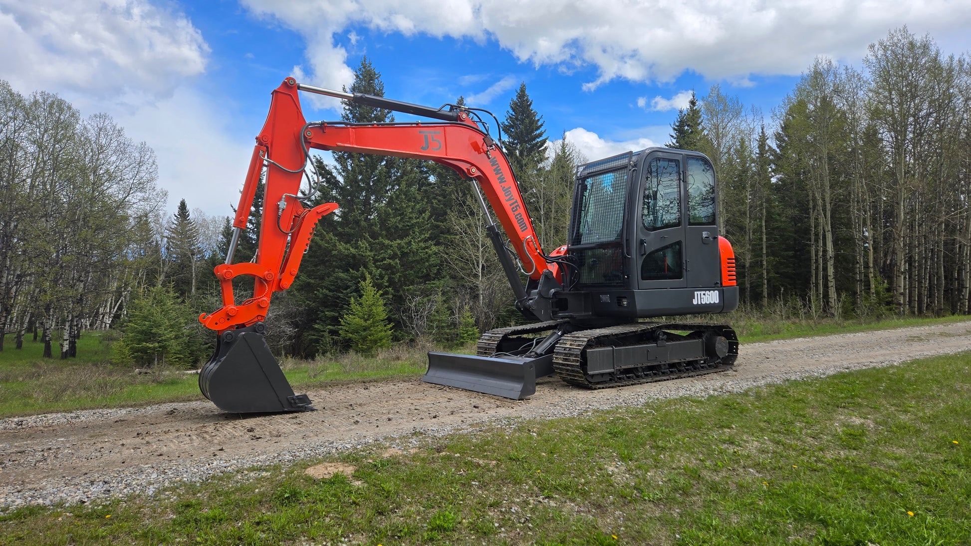 JT5600 6 ton mini excavator by JoyT5 with Yanmar engine, hydraulic quick hitch and cab, side swing boom compact digger for sale Canada and USA