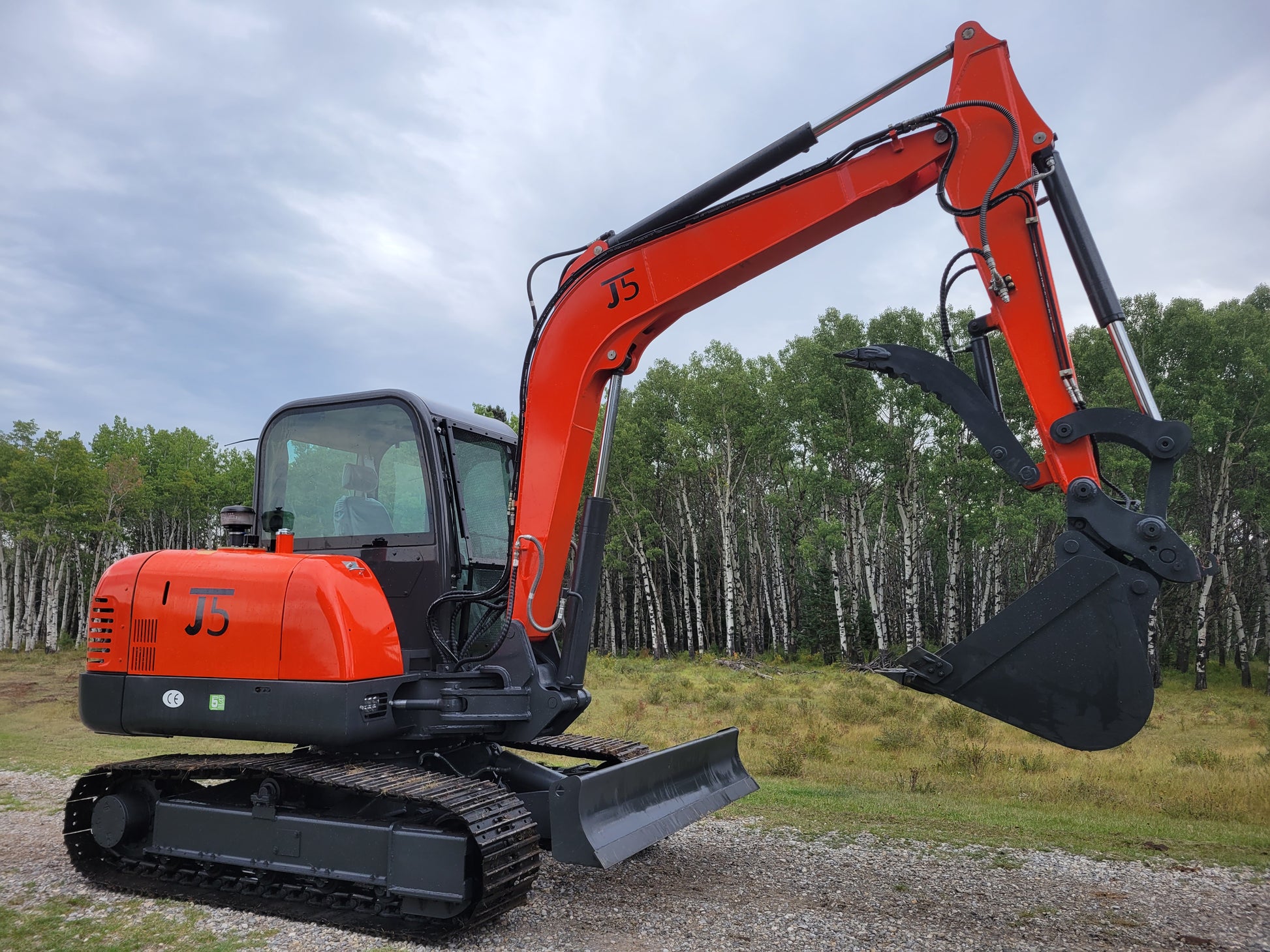 JT5600 6 Ton Mini Excavator front side view – JoyT5 crawler digger with Yanmar engine, full cabin AC, hydraulic quick hitch, and durable tracks