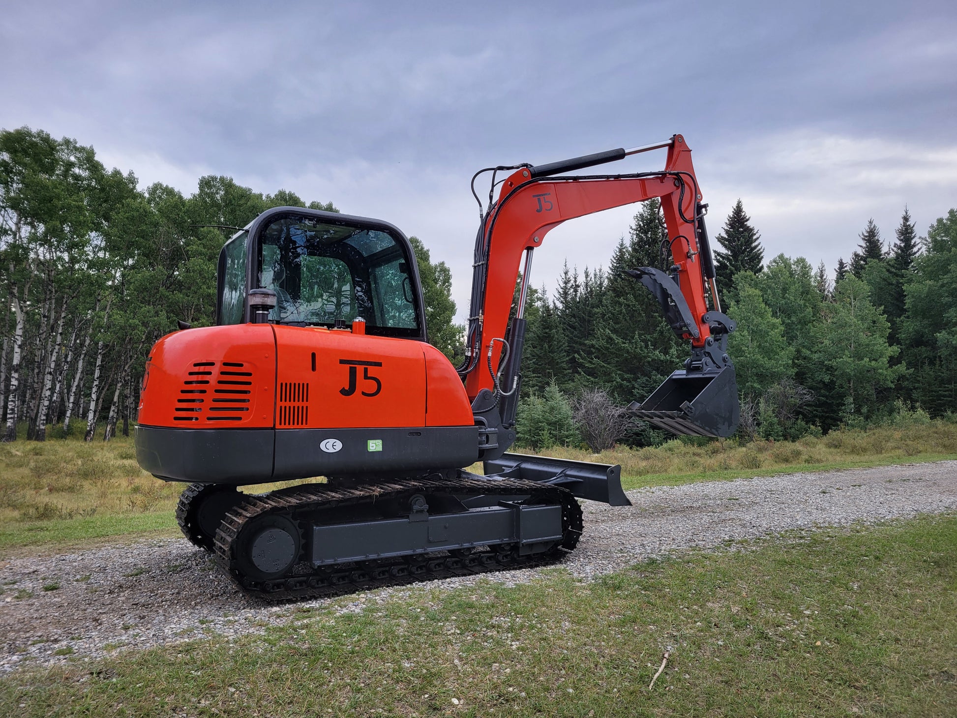 JT5600 6 Ton Mini Excavator side angle view – JoyT5 compact crawler digger with Yanmar engine, hydraulic quick hitch, and durable design