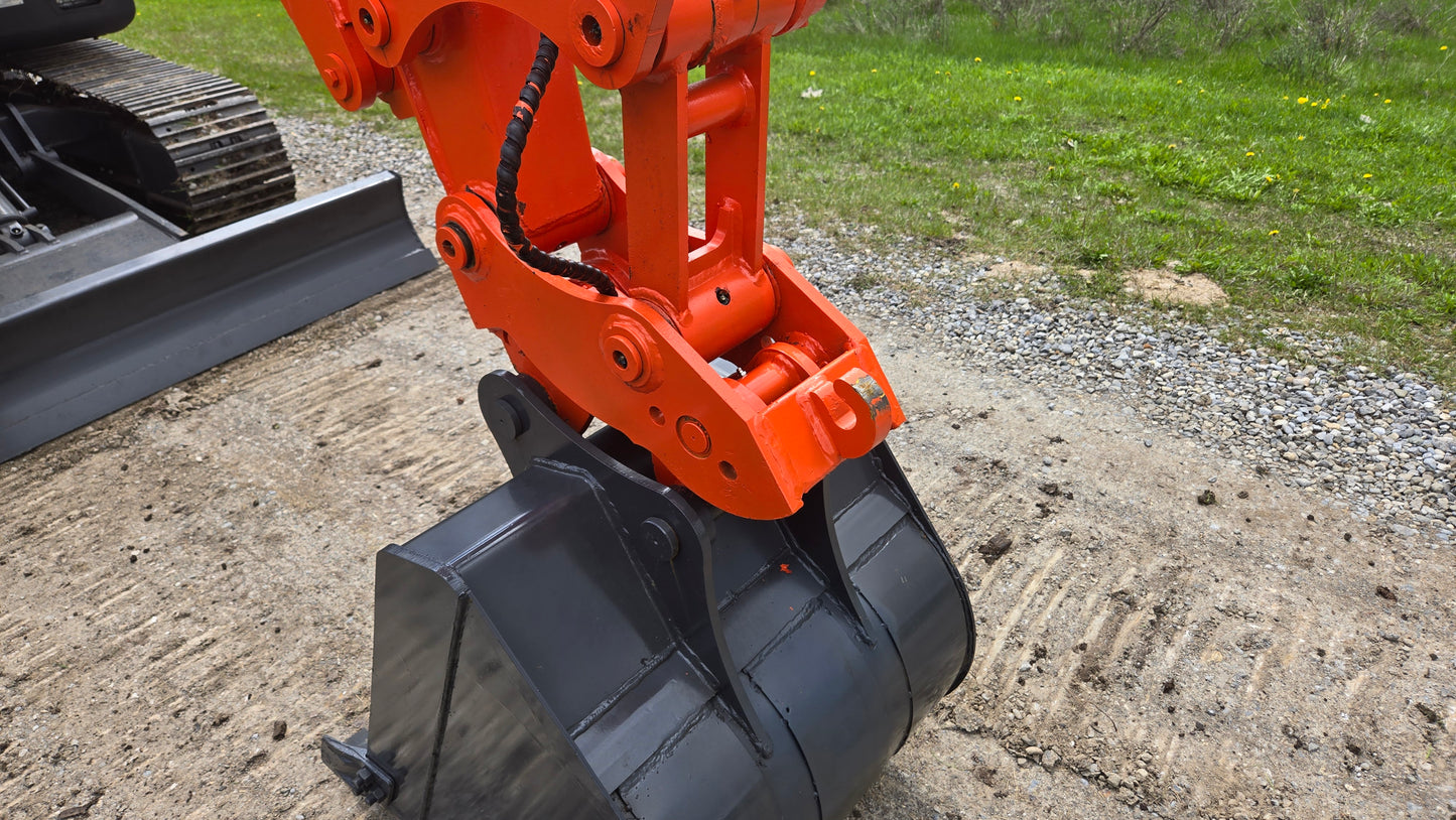 JT5600 mini excavator digging bucket with hydraulic quick hitch side view