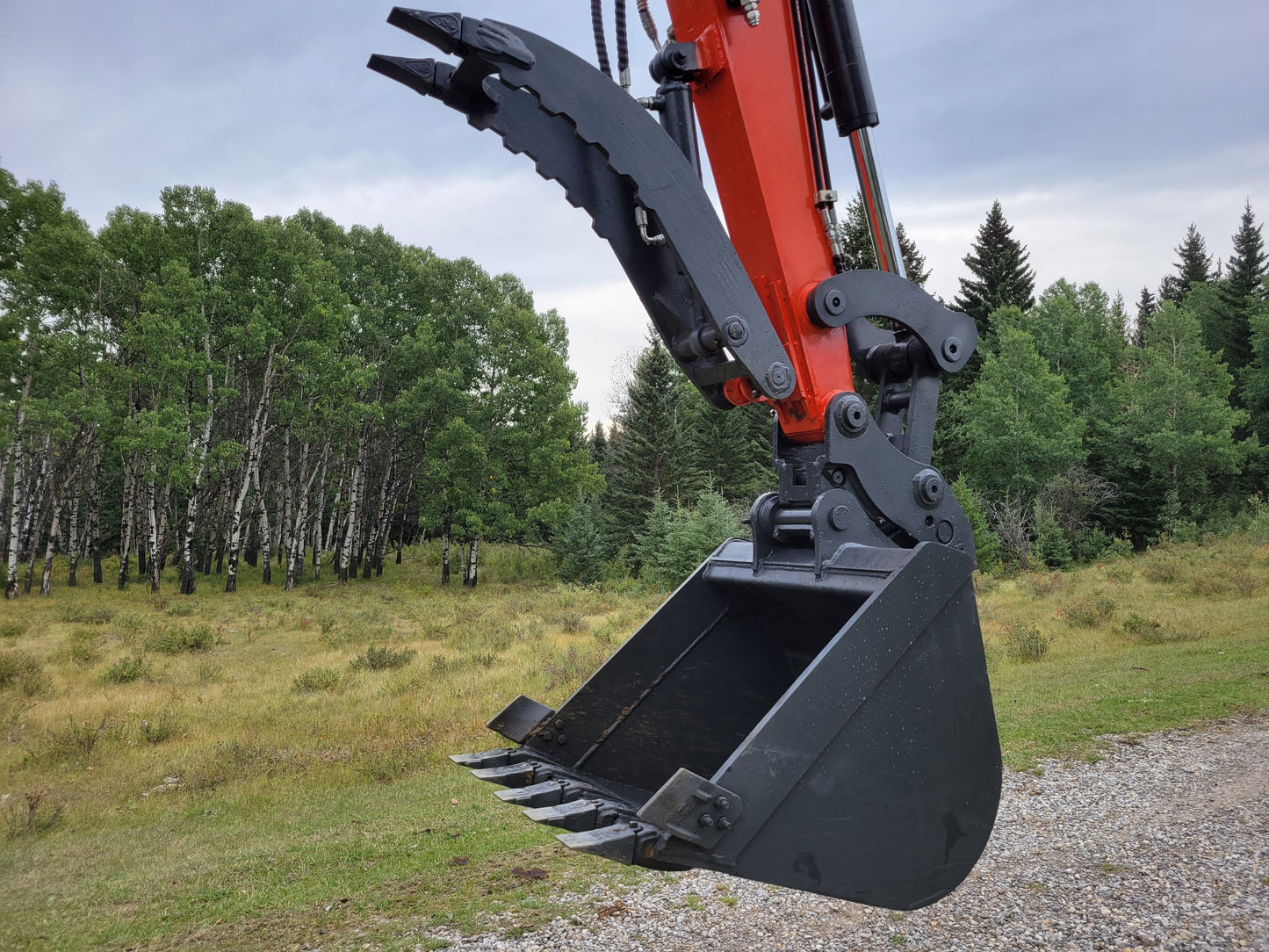 JT5600 6 Ton Mini Excavator bucket with hydraulic thumb attachment for grabbing and handling materials