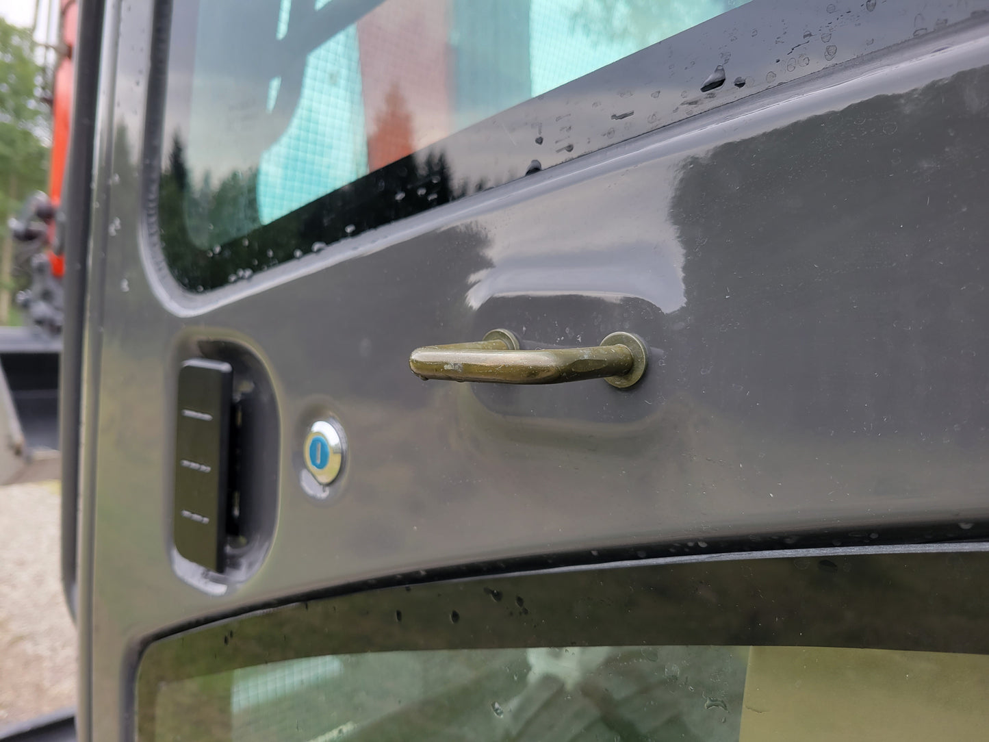 JT5600 6 Ton Mini Excavator – JoyT5 cabin door lock and handle close-up view