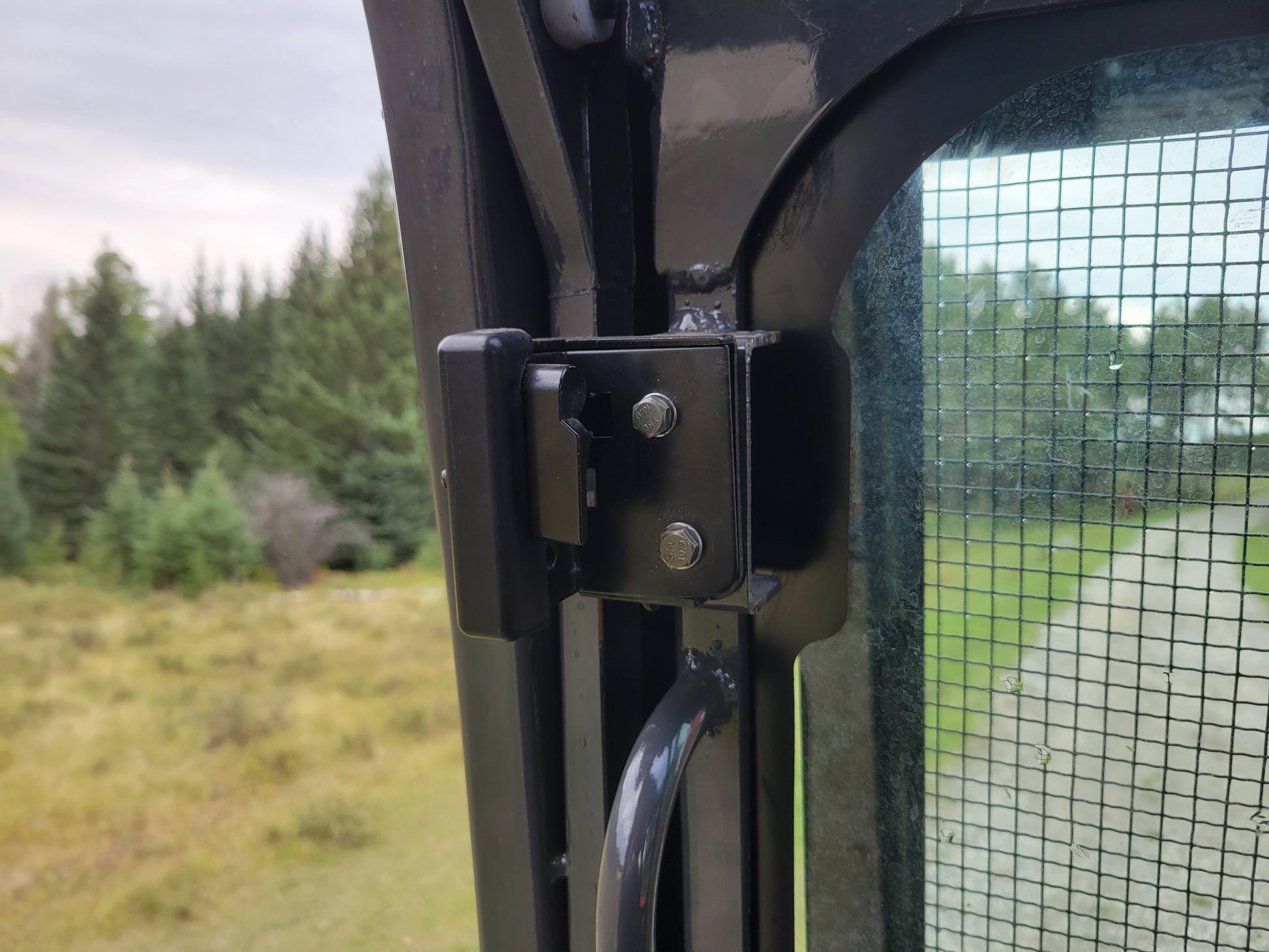 JT5600 6 Ton Mini Excavator for Sale | JoyT5 Yanmar Engine – Heavy-duty cabin door hinge close-up for durability and safety