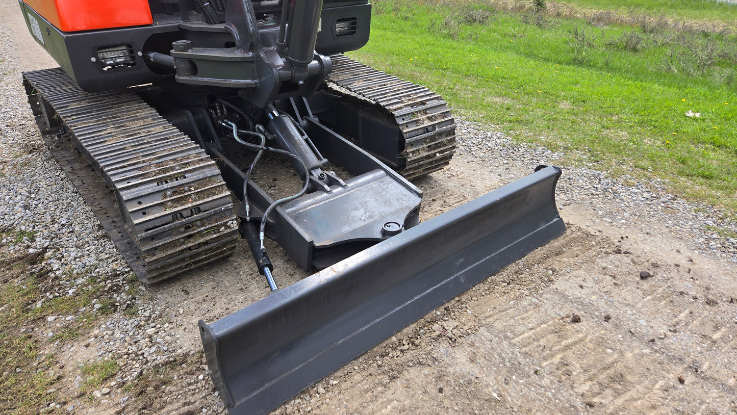JT5600 6 ton mini excavator dozer blade with crawler tracks close view