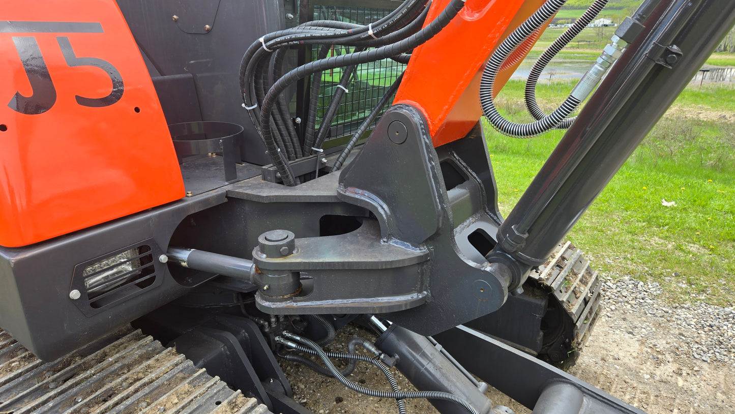JT5600 mini excavator hydraulic system and arm cylinder close-up view