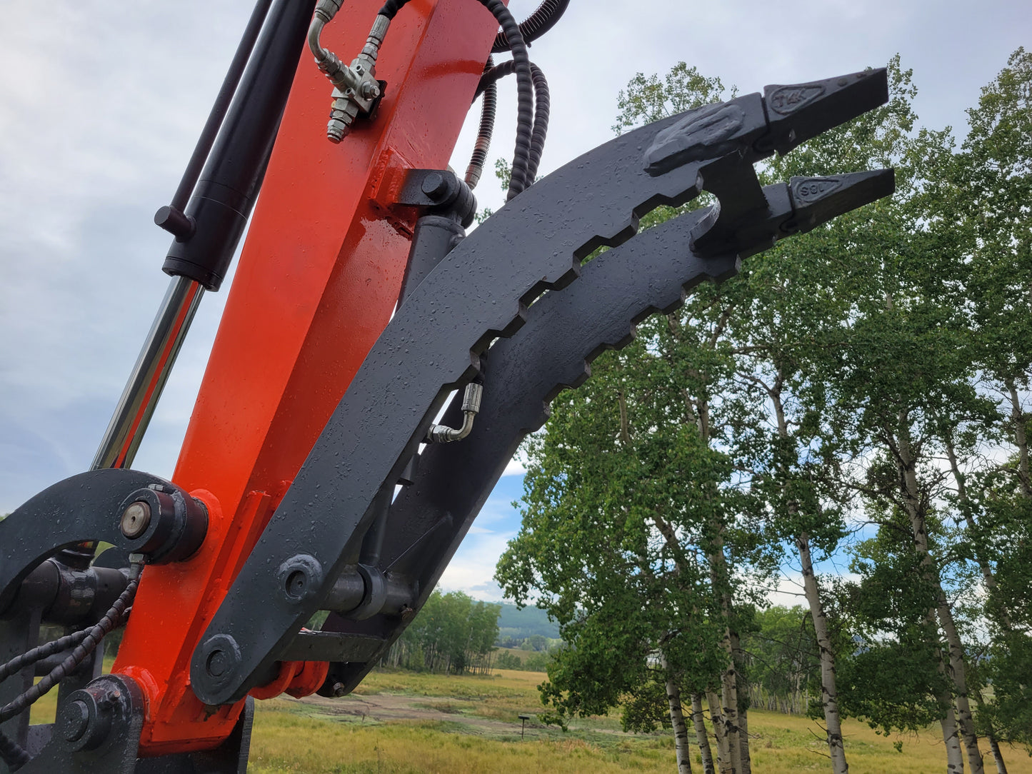JT5600 6 Ton Mini Excavator with heavy-duty hydraulic thumb grapple attachment for lifting and gripping materials