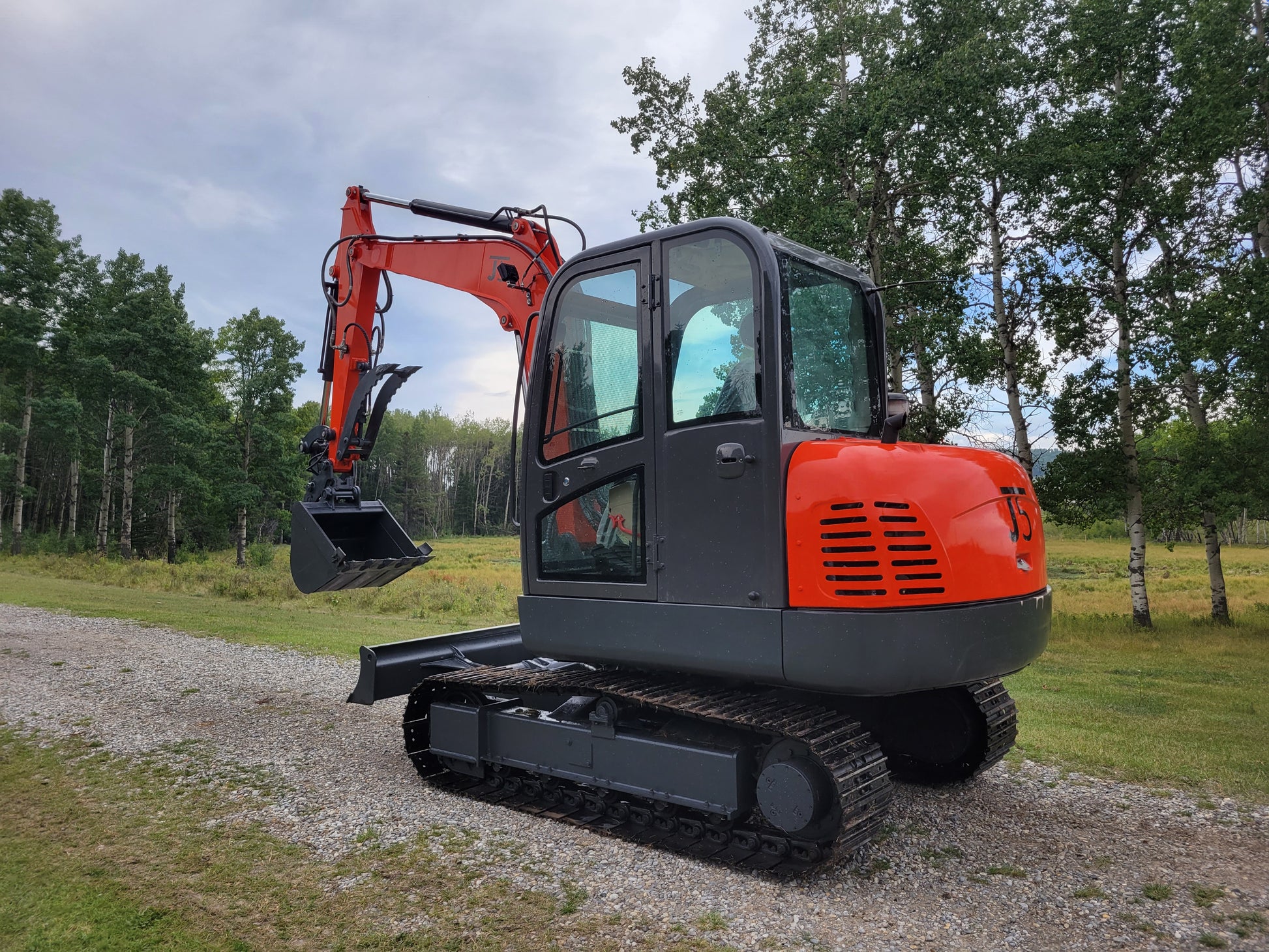 JT5600 mini excavator 6 ton by JoyT5 – crawler digger with Yanmar engine, hydraulic quick hitch, side swing boom, and enclosed cabin with AC – right side view