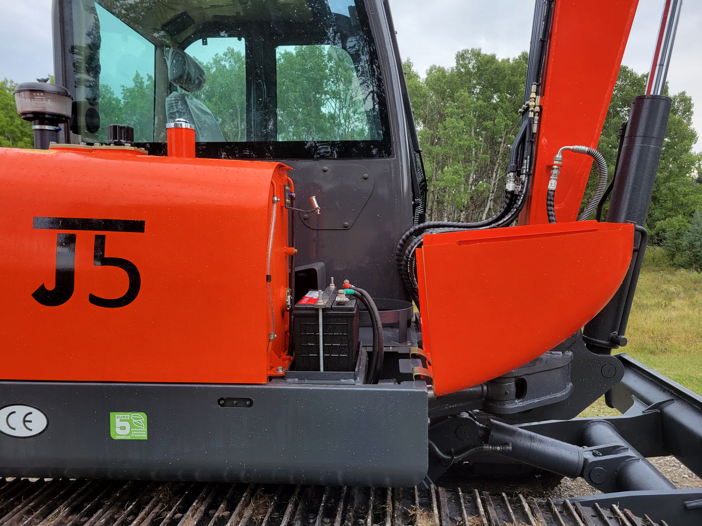 JT5600 mini excavator engine compartment with battery access – JoyT5 durable design for easy maintenance