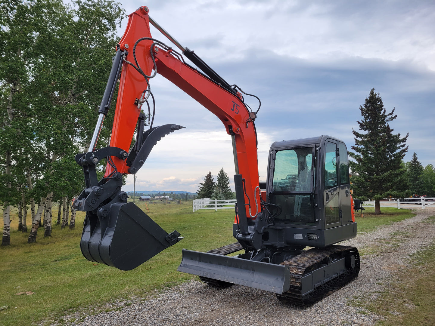 JT5600 mini excavator by JoyT5 – 6 ton crawler digger with Yanmar engine, side swing boom, hydraulic quick hitch, and enclosed full cabin with AC