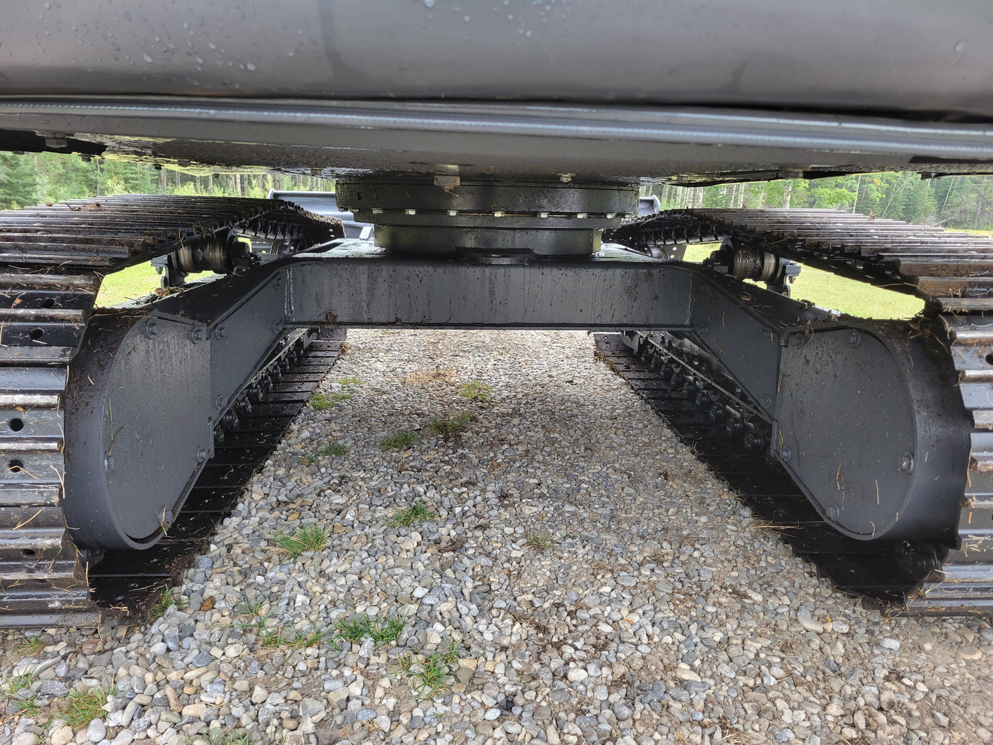 JT5600 mini excavator undercarriage frame and crawler tracks – strong and stable design by JoyT5 for rough terrain