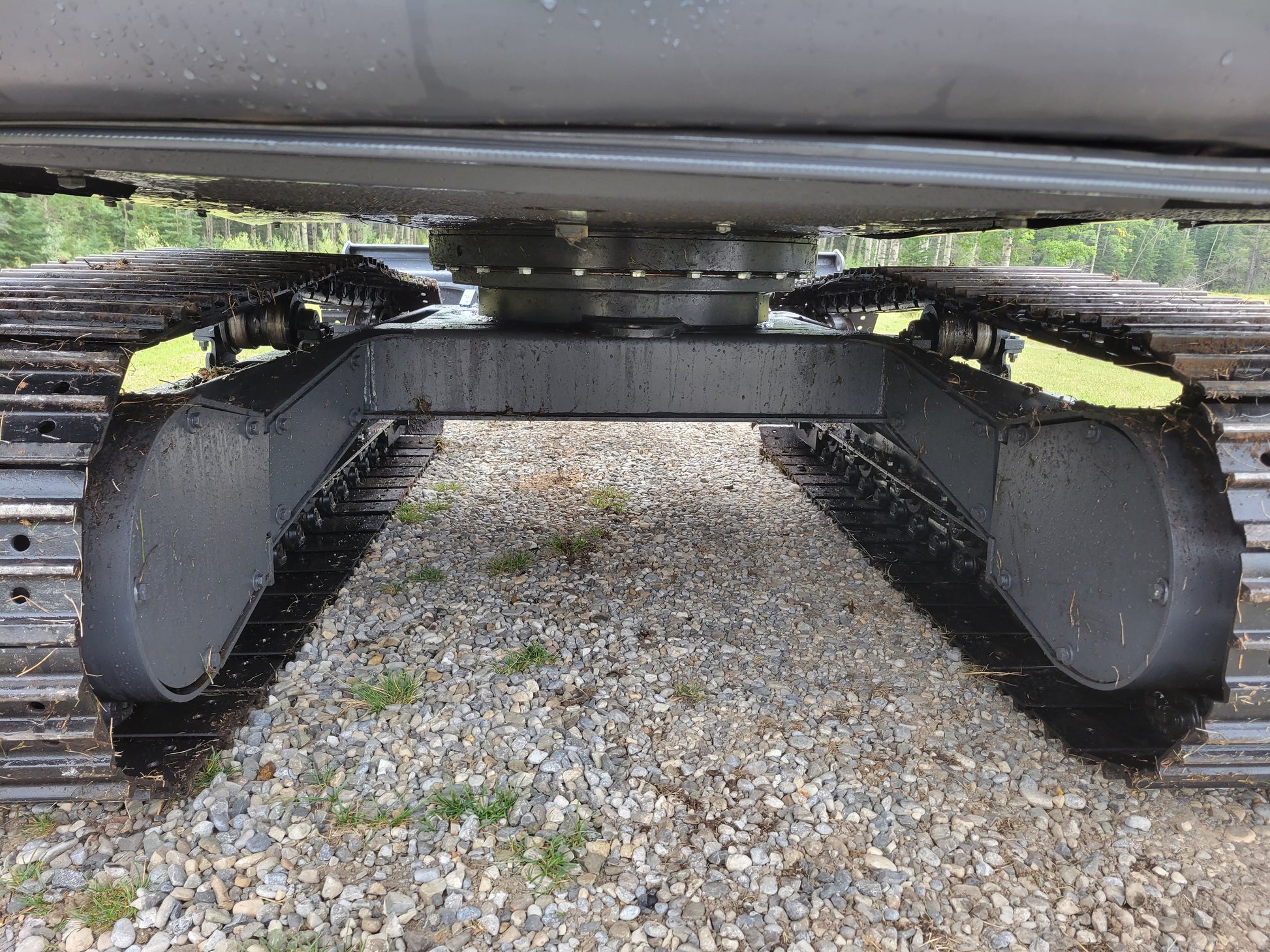 JT5600 mini excavator undercarriage frame and crawler tracks – strong and stable design by JoyT5 for rough terrain