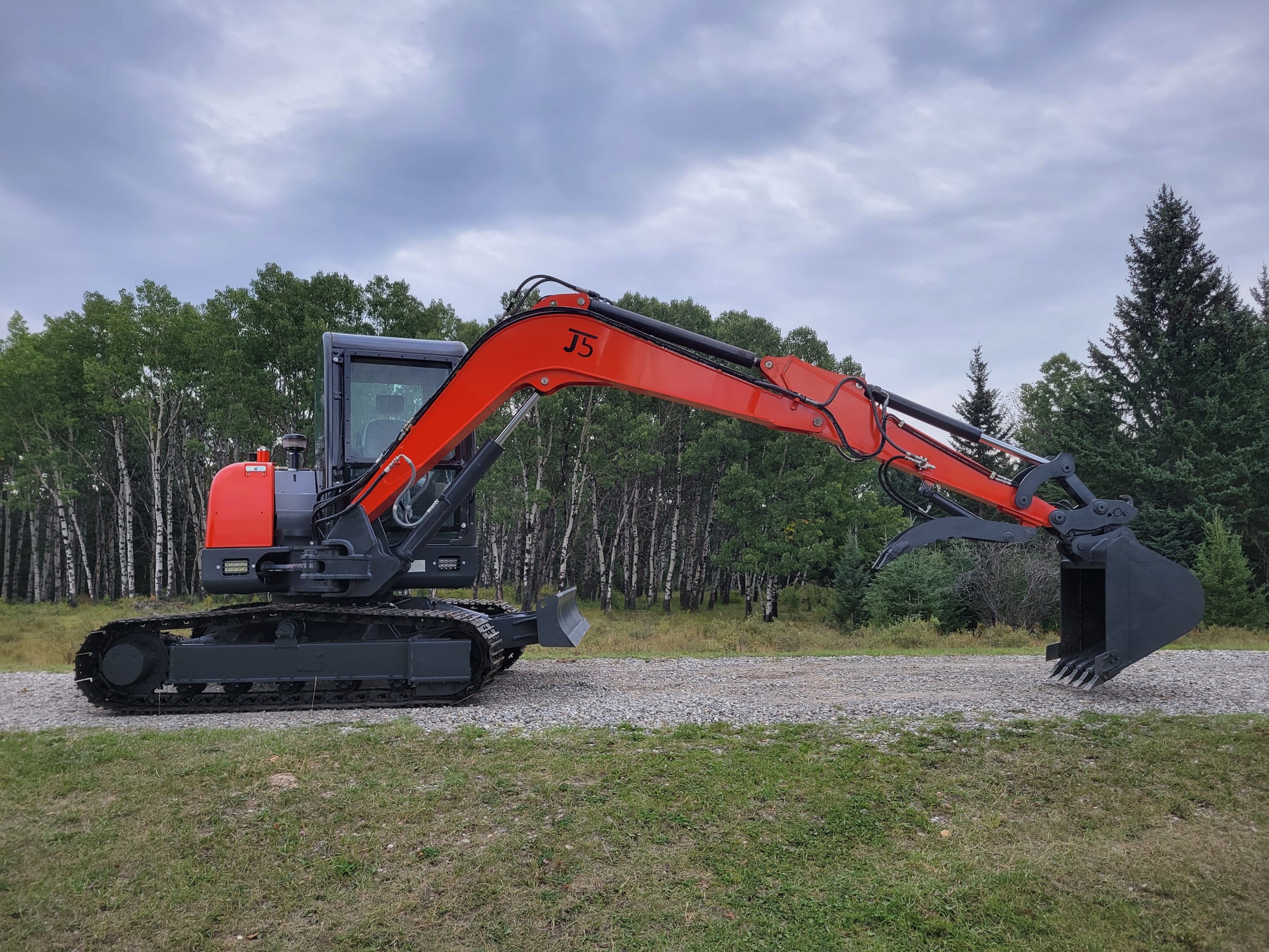 JT5600 mini excavator side view with extended long boom and bucket – JoyT5 6 ton digger