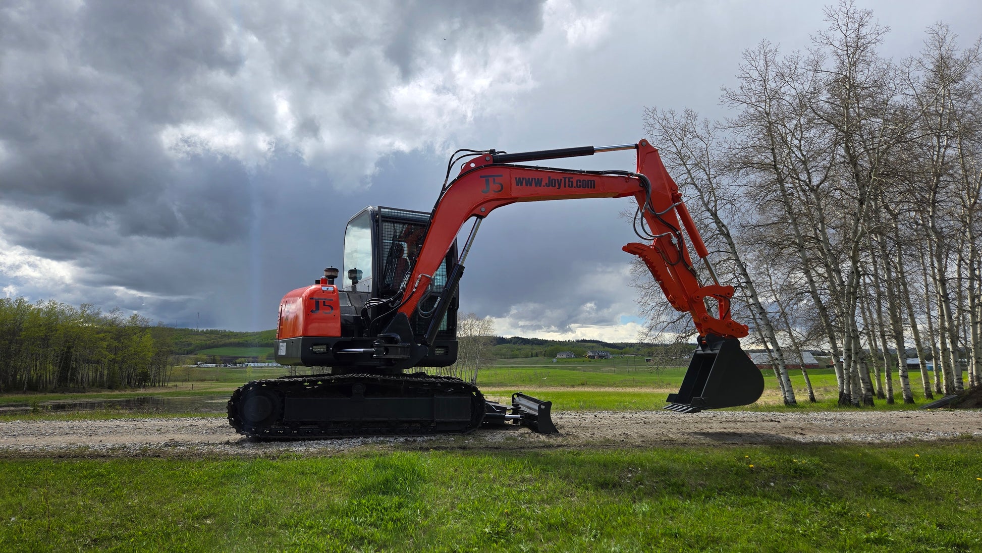 JT5600 6 ton mini excavator full side view with digging bucket attachment