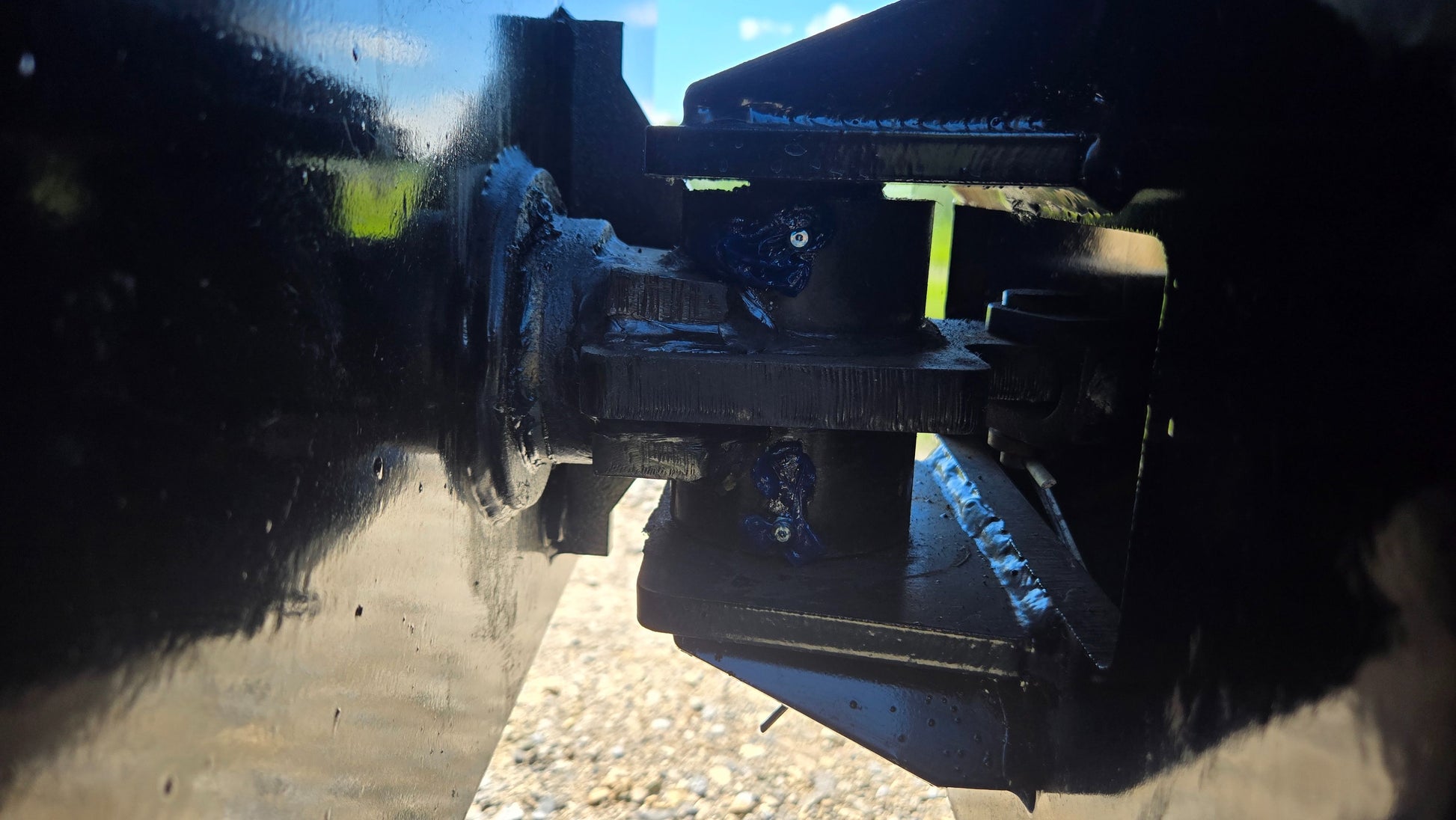 Close view of central hinge joint and pivot connection of JT5DR35 drum roller ensuring flexible steering and durability for road construction in Canada

