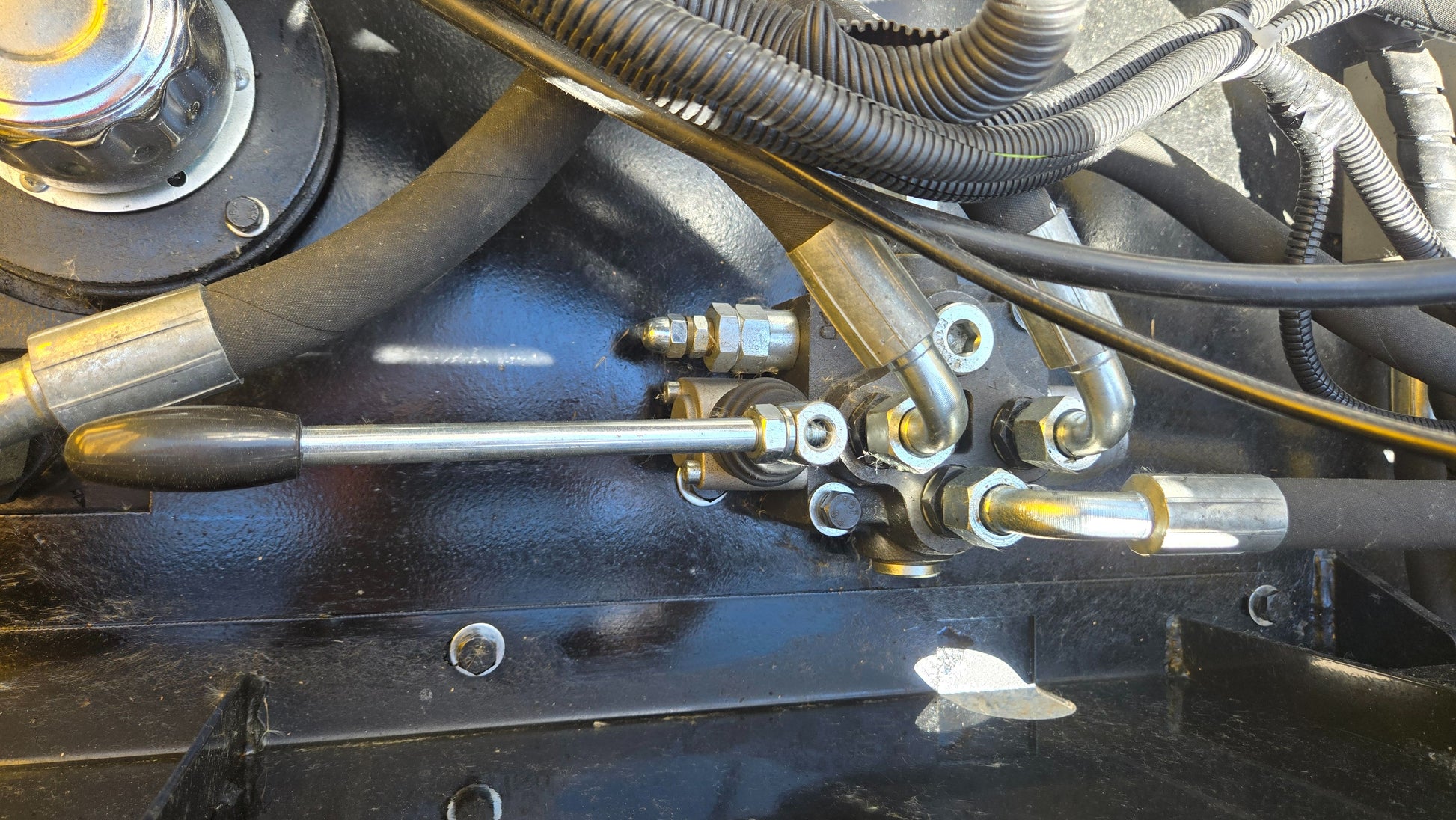 Detailed view of hydraulic hose connections and valve system in JT5DR35 drum roller used for efficient compaction and roadwork projects in Canada