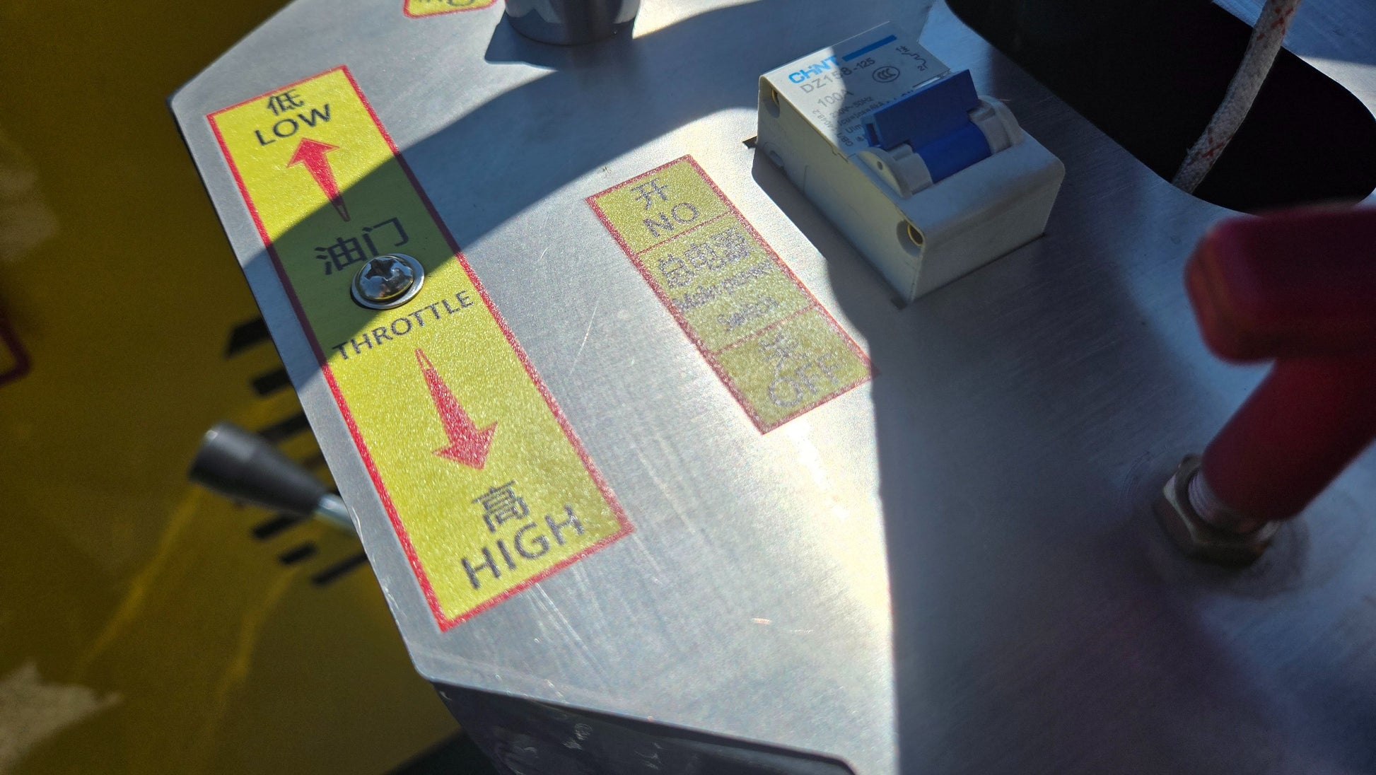 Throttle control panel showing low and high engine speed settings on JT5DR35 drum roller used in road construction and soil compaction equipment in Canada

